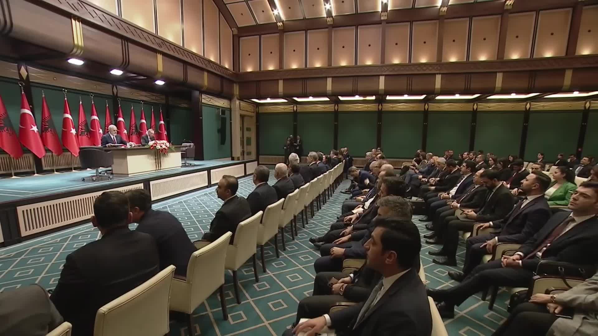 ERDOĞAN: ARNAVUTLUK İLE İLİŞKİLERİMİZİ ZEHİRLEMEK İÇİN HER YOL VE YÖNTEMİ DENEYEN ŞER SEBEKESİNE FIRSAT VERMEYECEĞİZ 