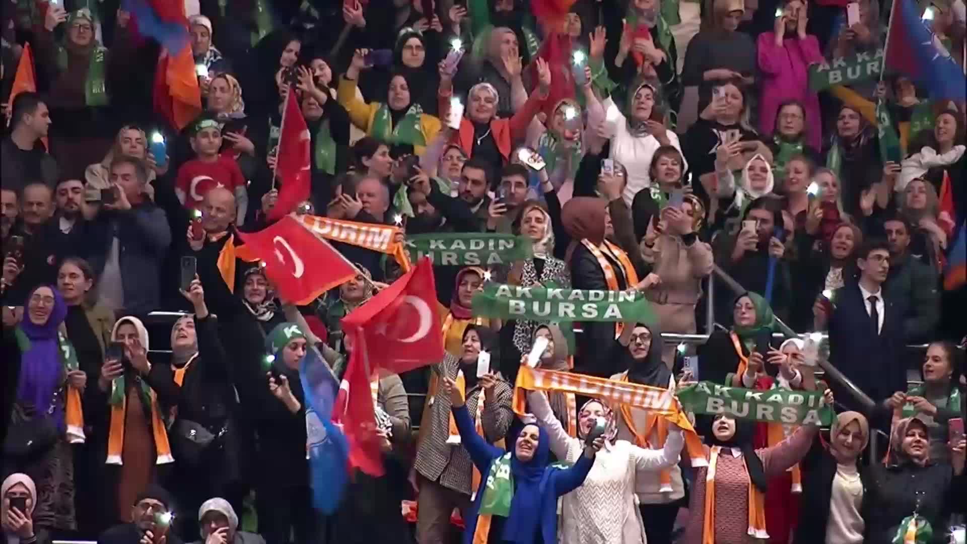 ERDOĞAN: “KONU ESER VE HİZMET OLDUĞUNDA ÜSTÜMÜZE KİMSEYİ TANIMAYIZ. KİM BİZDEN DAHA İYİSİNİ YAPABİLECEĞİNİ İDDİA EDİYORSA HODRİ MEYDAN”