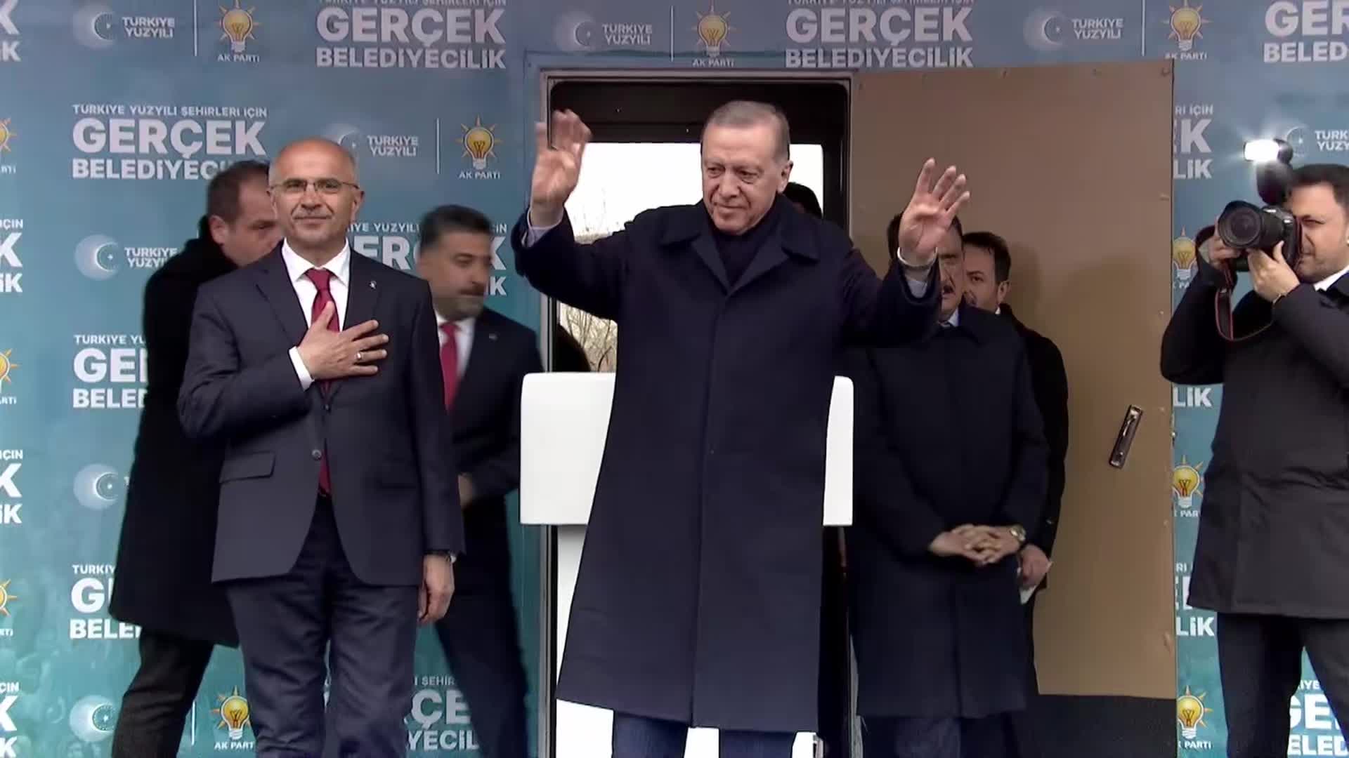 ERDOĞAN: "MİLLETİMİZİN SANDIKTA NE SİYASİ ŞANTAJCILARA NE ZÜBÜK SİYASETÇİLERE İTİBAR ETMEYECEĞİNE İNANIYORUM"