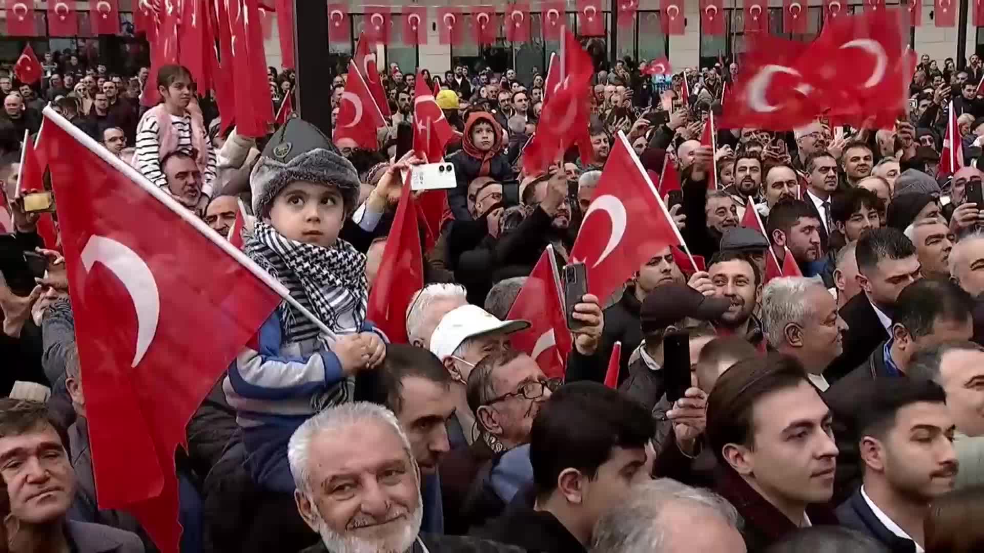 ERDOĞAN: ÖNÜMÜZDEKİ AY KAMUYA 15 BİNİ HEMŞİRE OLMAK ÜZERE 35 BİN SAĞLIK PERSONELİ DAHA ALIYORUZ 