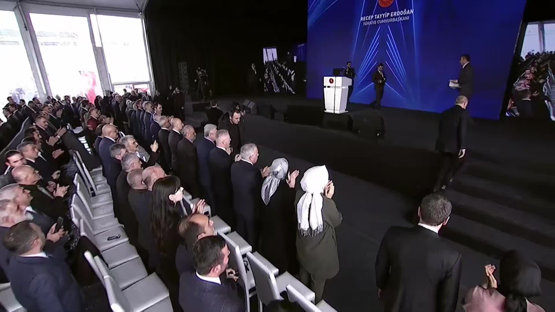 ERDOĞAN: "ŞU ANDA BU ÜLKEYİ BİZLER YÖNETİYORUZ, İSTANBUL'DA BULUNAN BU ZAT BÖYLE BİR İMKANA SAHİP Mİ?"