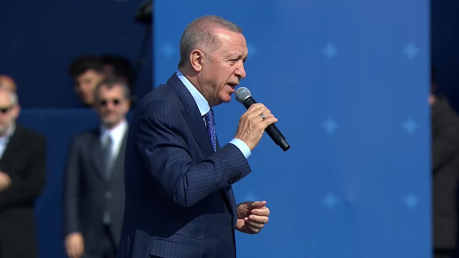 ERDOĞAN YENİDEN BÜYÜK İSTANBUL MİTİNGİNDE BEKLEDİĞİ KALABALIĞI BULAMADI: "BİZ 1,5 MİLYONA ALIŞTIK"