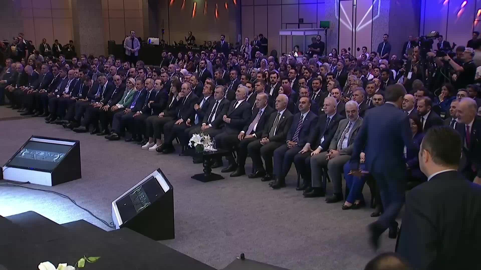 Erdoğan: ''Yılın ikinci yarısından itibaren dezenflasyon dönemine gireceğiz''
