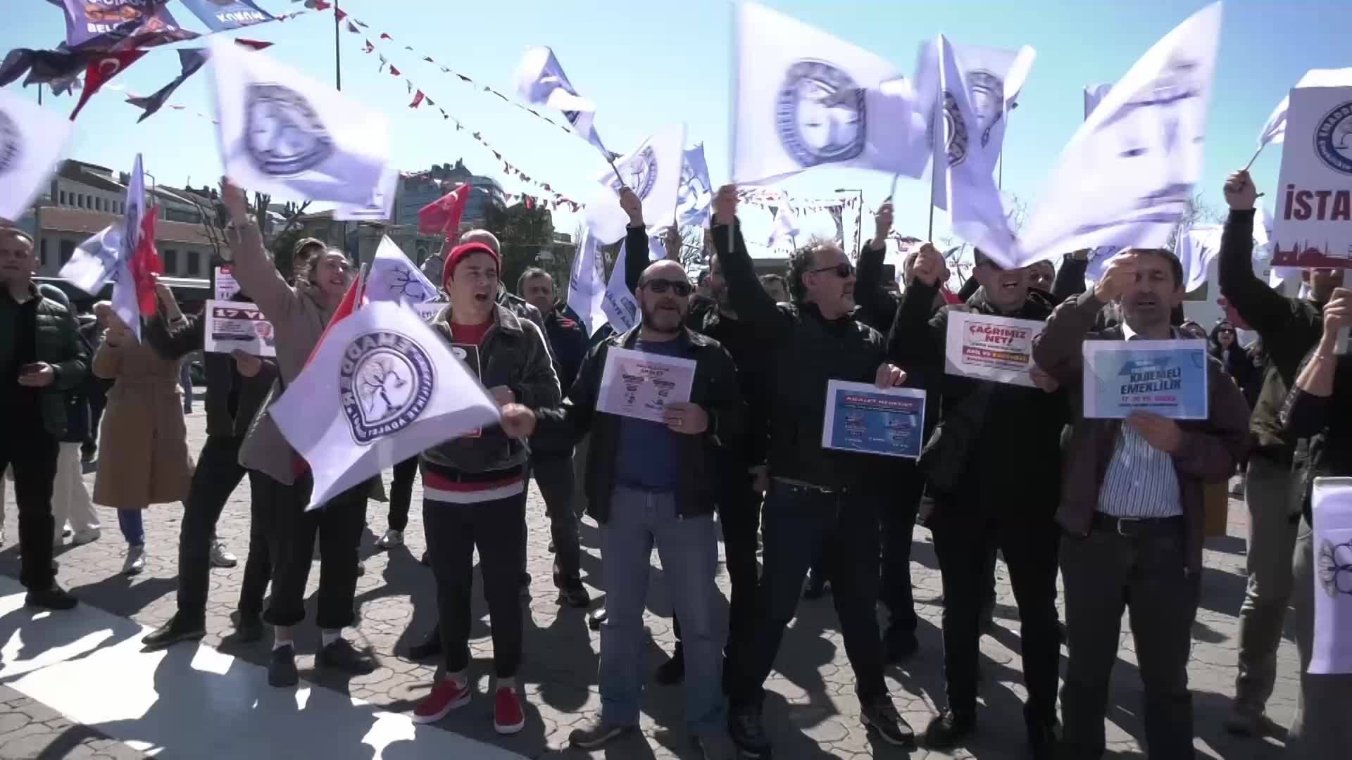 EYT MAĞDURLARINDAN KADIKÖY'DE "KEFENLİ "EYLEM... "KADEMEYİ VEREN OYUMUZU ALACAK"