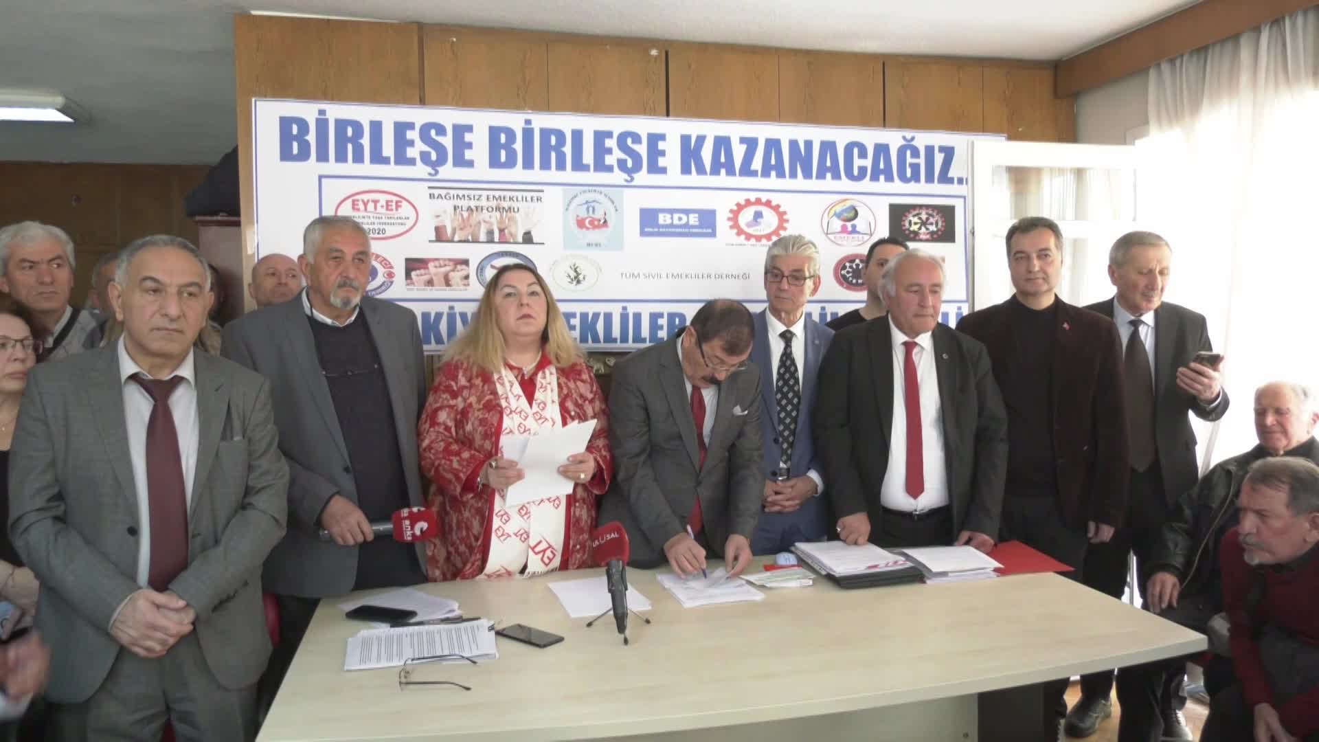 EYT VE TÜM EMEKLİLER FEDERASYONU BAŞKANI LASTİKÇİ: KREDİ KARTLARINI DA ÖDEYEMEZ HALE GETİRİLDİK