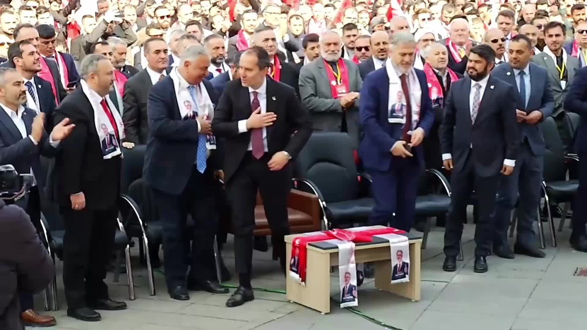 FATİH ERBAKAN'DAN ERDOĞAN'A ROZET TEPKİSİ: "BİRİLERİ MAL BULMUŞ MAĞRİBİ GİBİ YOLUNU KAYBETMİŞ BAZI ŞAHISLARA ROZET TAKIYORLAR"