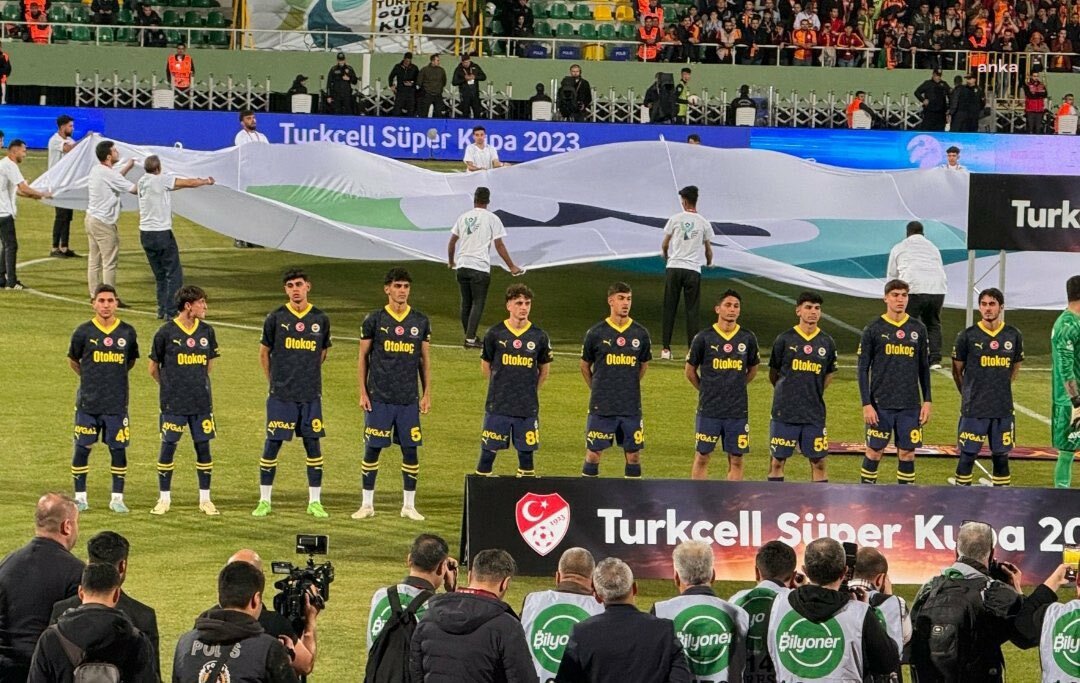 FENERBAHÇE, SÜPER KUPA MAÇINDA SAHADAN ÇEKİLDİ. MAÇ TATİL EDİLDİ