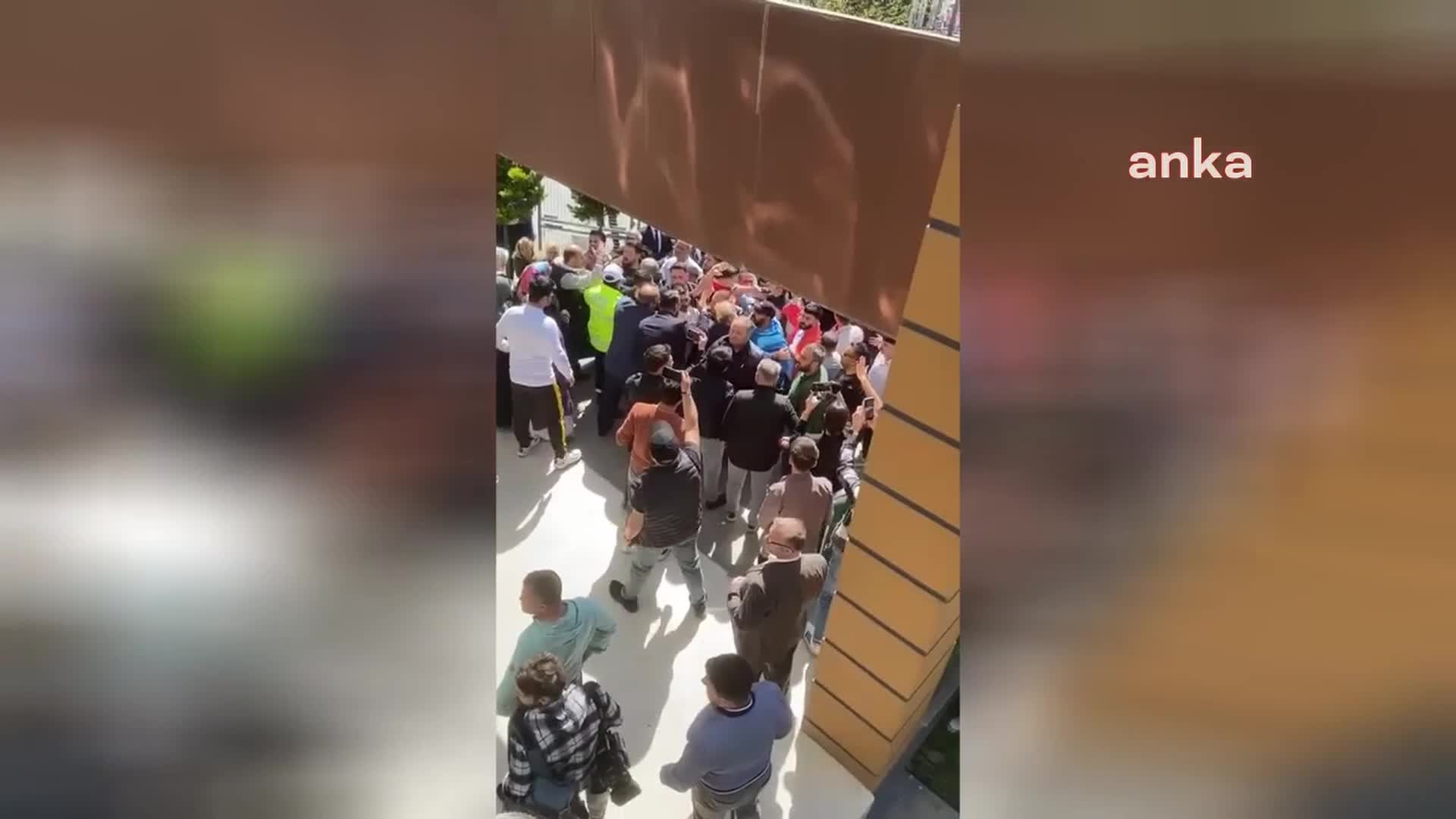 GAZİOSMANPAŞA'DA GERGİNLİK ANLARI AMATÖR KAMERAYA YANSIDI