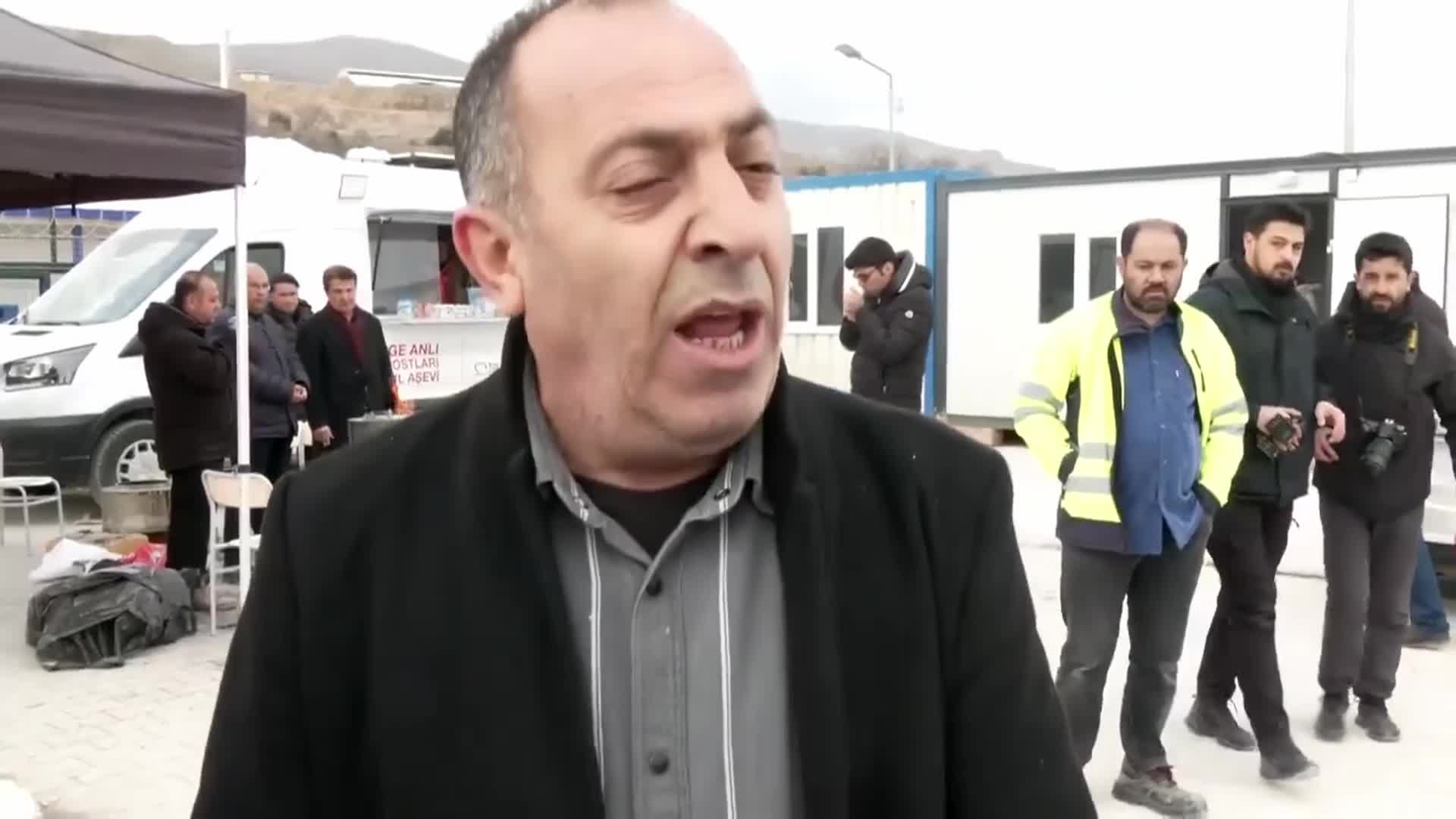 GÖÇÜK ALTINDA KALAN İŞÇİLERİN AİLELERİ UMUTLU BEKLEYİŞİNİ SÜRDÜRÜYOR: "BEN ANNEYİM VE HİSSEDİYORUM. BENİM ÇOCUĞUM YAŞIYOR. AMA BU GİDİŞLE VE ÇALIŞMAYA GÖRE BENİM OĞLUM AÇLIKTAN ÖLECEK”