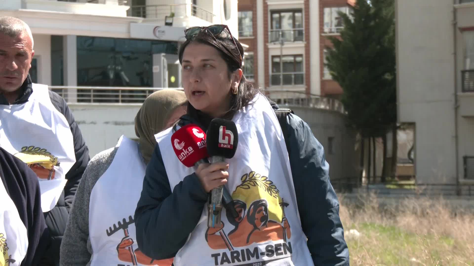 HAK MÜCADELESİ İÇİN ANKARA’YA YÜRÜYEN AGROBAY İŞÇİLERİ, AK PARTİ, İYİ PARTİ VE CHP’Lİ YETKİLİLERLE GÖRÜŞTÜ: “BÜTÜN KAMUOYUNUN DESTEĞİNİ BEKLİYORUZ”