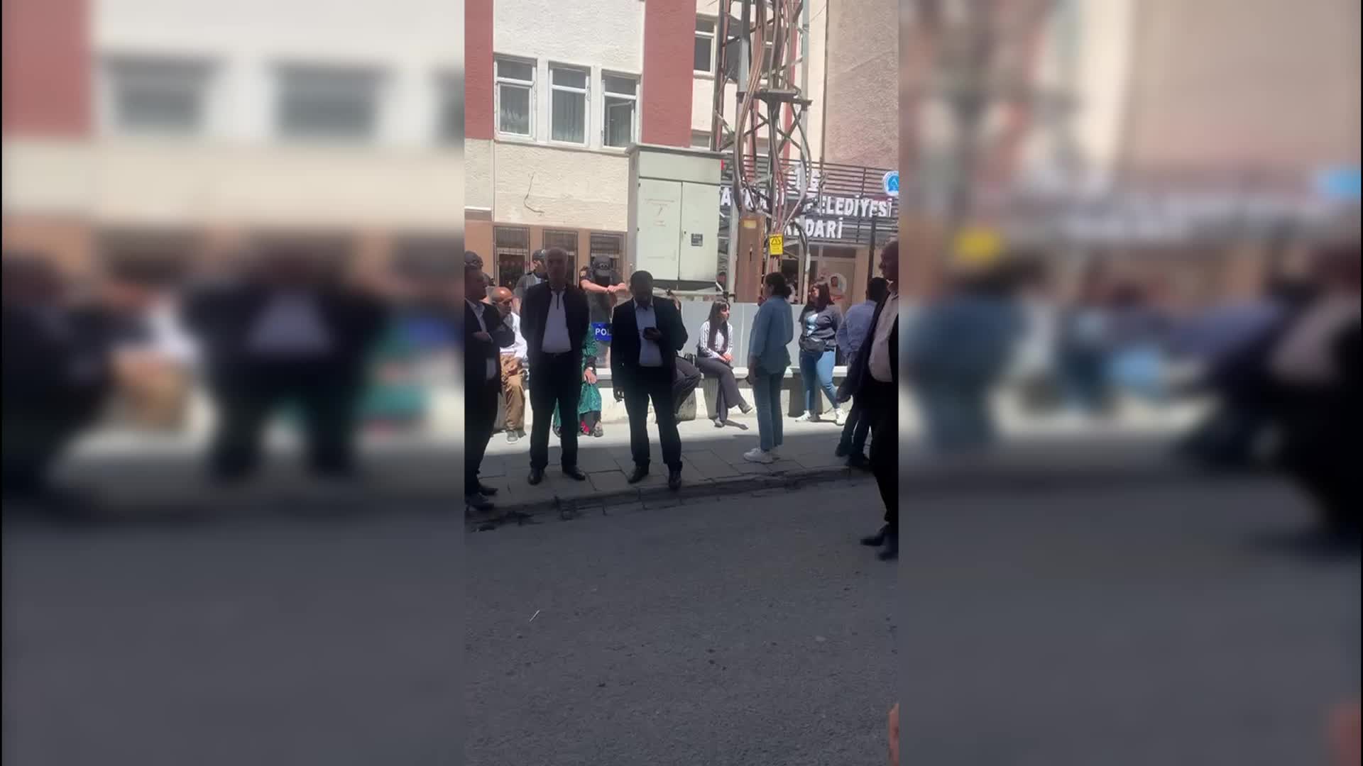 Hakkari Belediye Eş Başkanı Akış'ın gözaltına alınarak, yerine kayyım atanması... DEM Parti Merkez Yürütme Kurulu özel gündemle toplandı