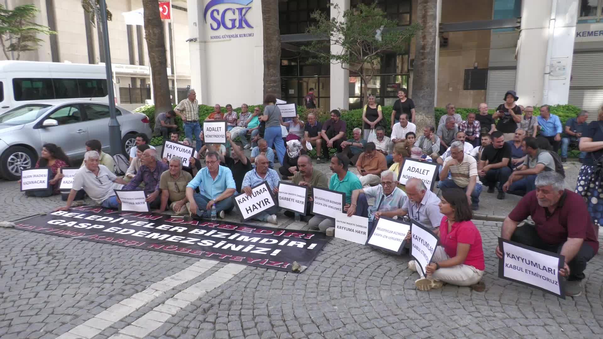 Hakkari Belediyesi'ne kayyum atanması İzmir’de protesto edildi