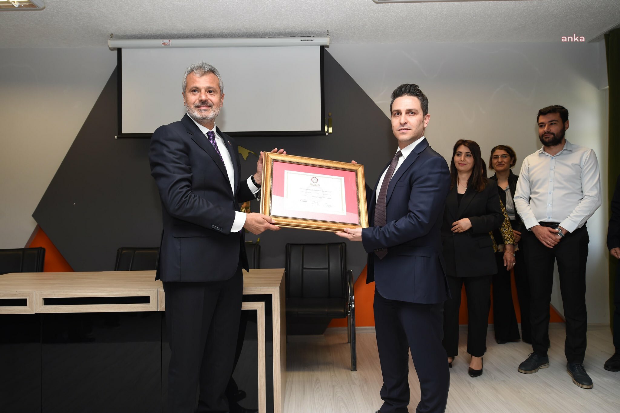 HATAY İL SEÇİM KURULU, YSK’NİN ‘İTİRAZ VARSA SÜRECİ BEKLEYİN’ KARARINA RAĞMEN HATAY’DA MAZBATAYI AKP’NİN ADAYI MEHMET ÖNTÜRK’E VERDİ