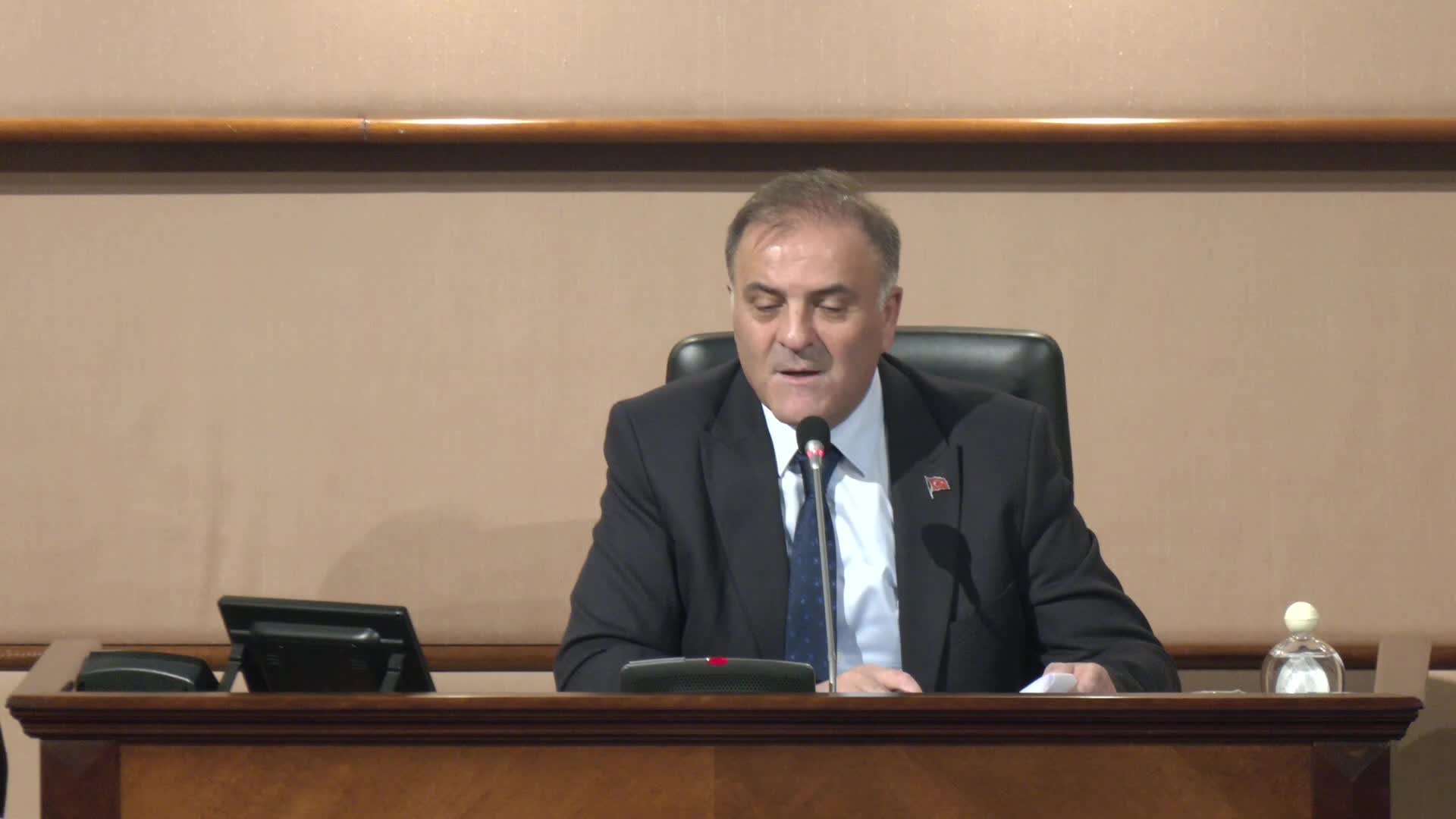 İBB MECLİSİ'NDE BELEDİYE MÜLKLERİNİN AKP’li BELEDİYELERE VE VAKIFLARA TAHSİSİ, OY ÇOKLUĞUYLA İPTAL EDİLDİ 