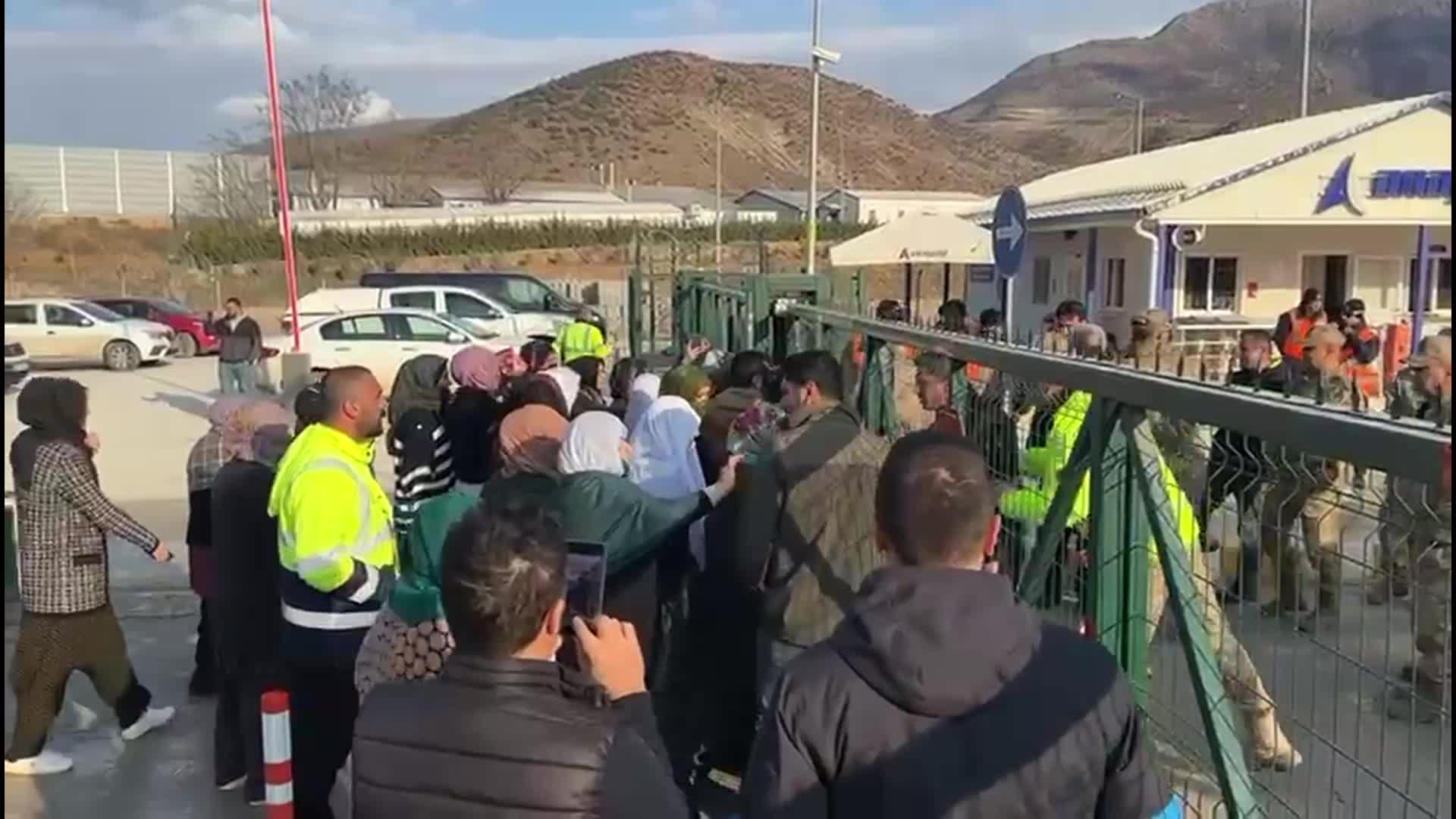 İLİÇ'TE AİLELER ARAMA KURTARMA FAALİYETLERİNİN DURDURULMASINA MADEN ALANINA YÜRÜYEREK TEPKİ GÖSTERDİ. AFAD YETKİLİSİ, AİLELERE GÜVENLİK KAMERASI GÖRÜNTÜLERİNİ İZLETTİ