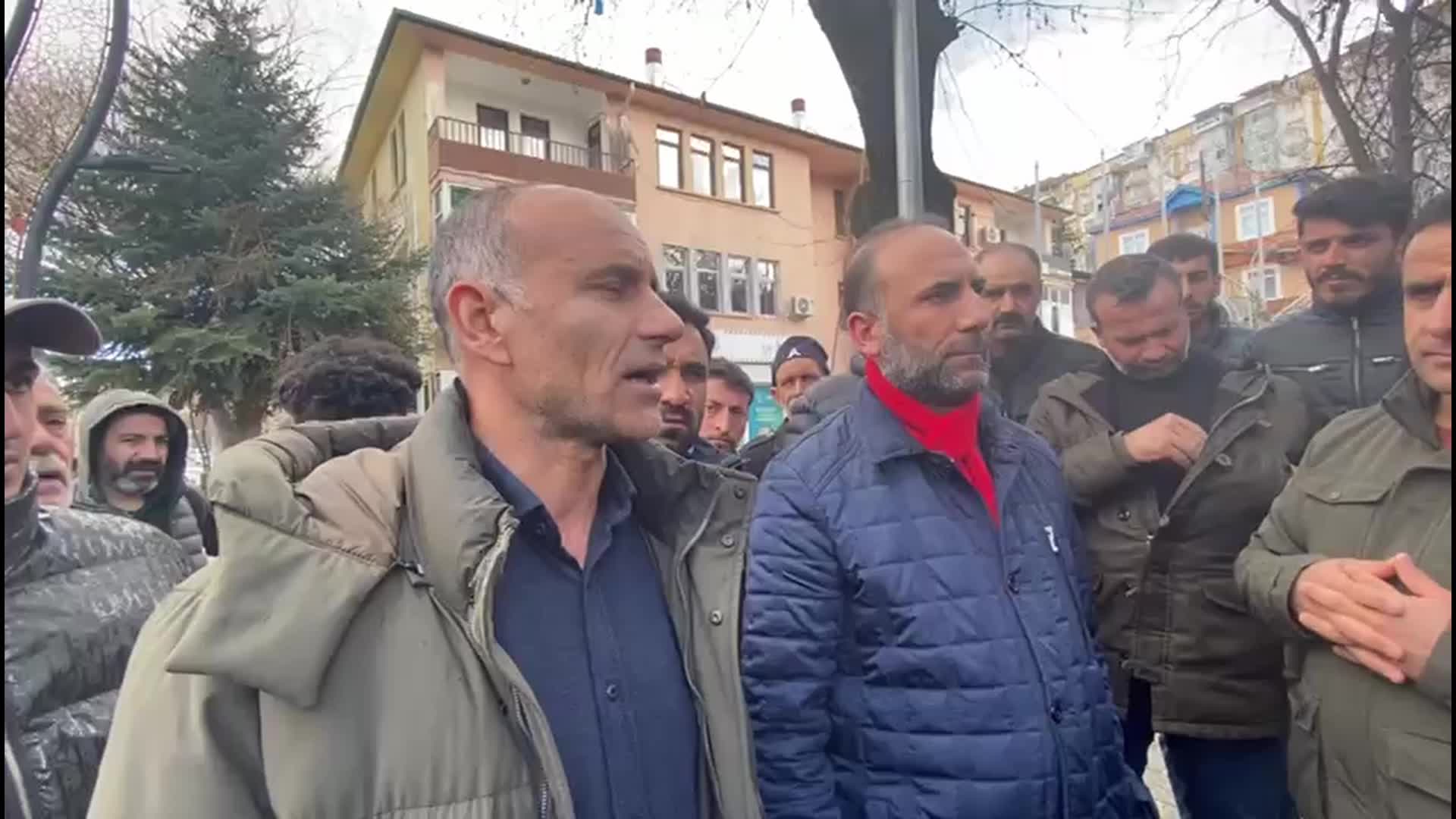 İLİÇ'TEKİ MADEN FACİASININ ARDINDAN 8 İŞÇİ GÖZALTINA ALINDI... EMEKLİ İŞÇİ MUZAFFER GÜZER: "BİZ ŞU ANDA GAZZE ABLUKASININ ALTINDAYIZ. İNSANLARIMIZIN HAYATI BU KADAR UCUZ MU? "