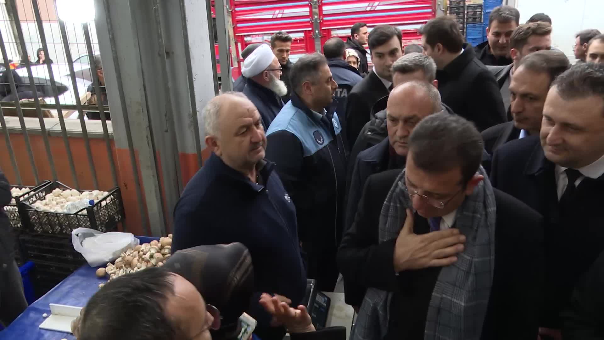 İMAMOĞLU BAĞCILAR’DA PAZAR ZİYARETİ GERÇEKLEŞTİRDİ, VATANDAŞ: "EMEKLİ AÇ, İŞÇİ AÇ, HERKES PERİŞAN" 