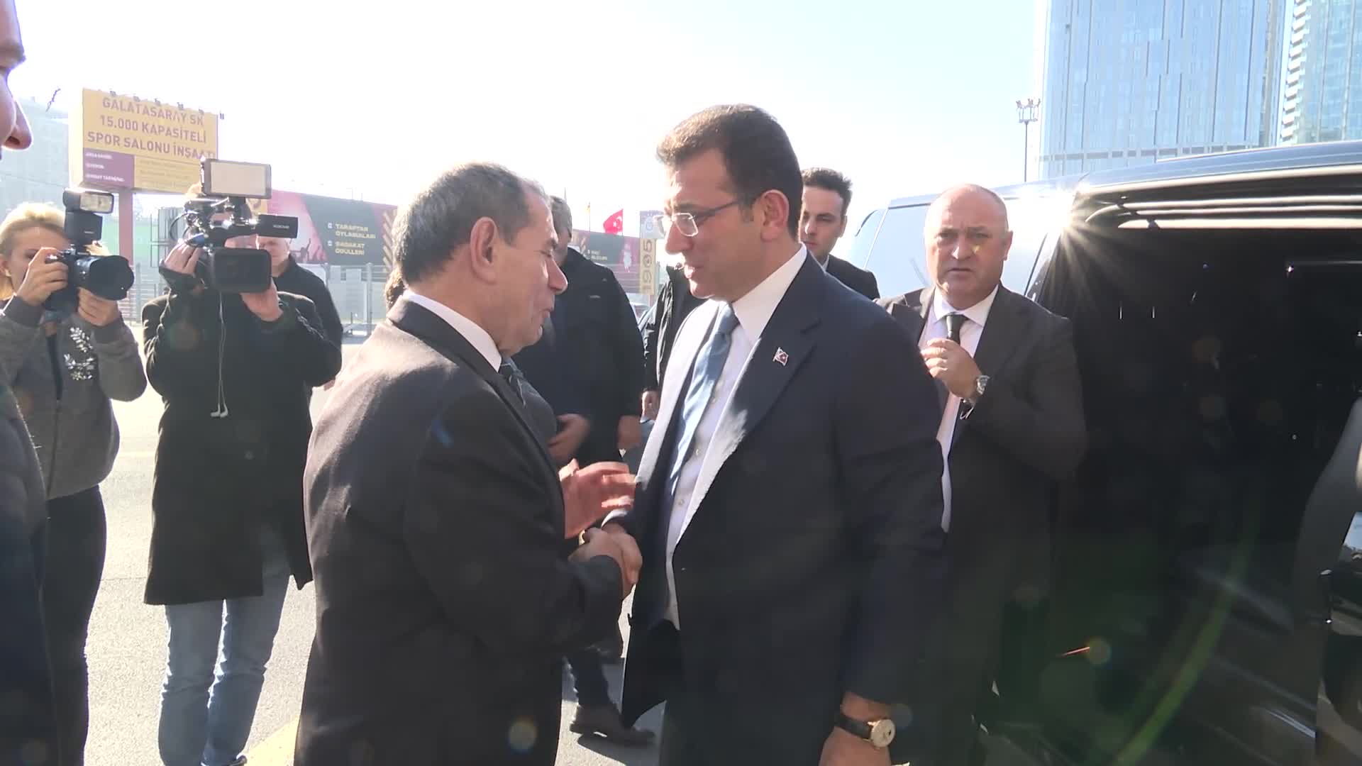İMAMOĞLU, GALATASARAY BAŞKANI DURSUN ÖZBEK’İ ZİYARET ETTİ: "FUTBOLDAKİ KAOSA SIFIR TAVİZLE YAKLAŞILMALI"