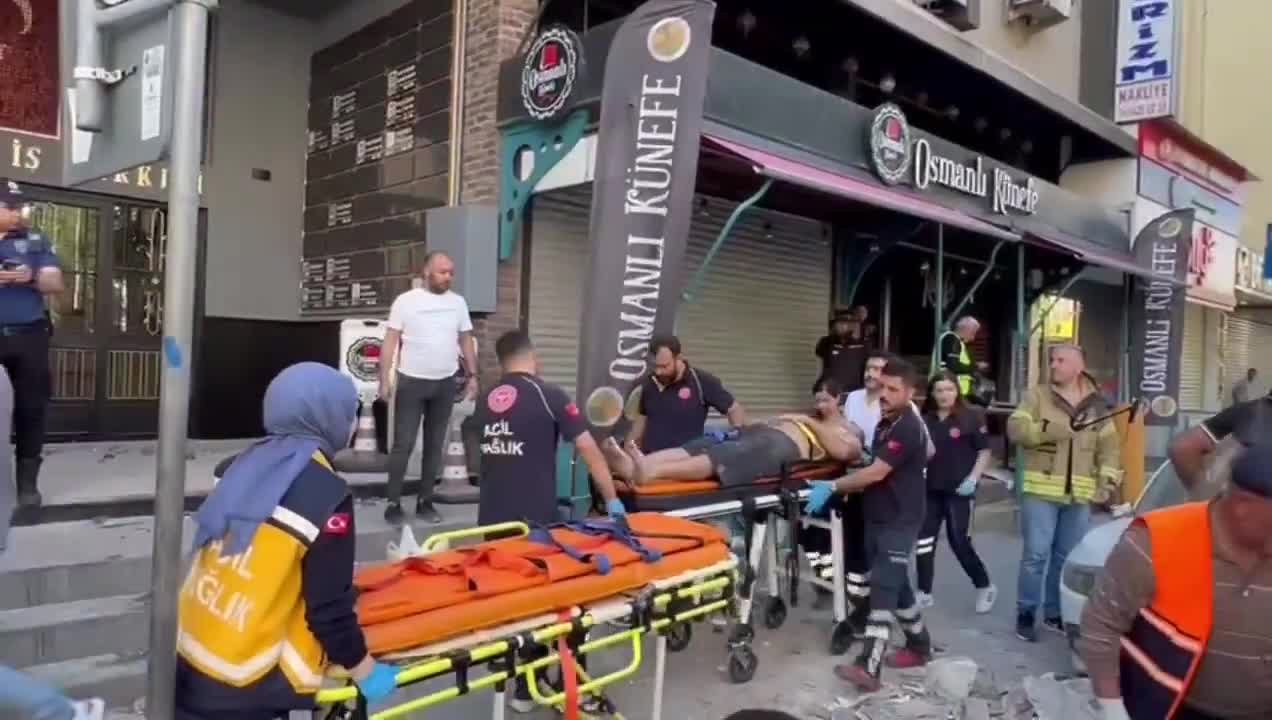 İstanbul Küçükçekmece'de 3 katlı bina çöktü, bölgeye kurtarma ekipleri sevk edildi