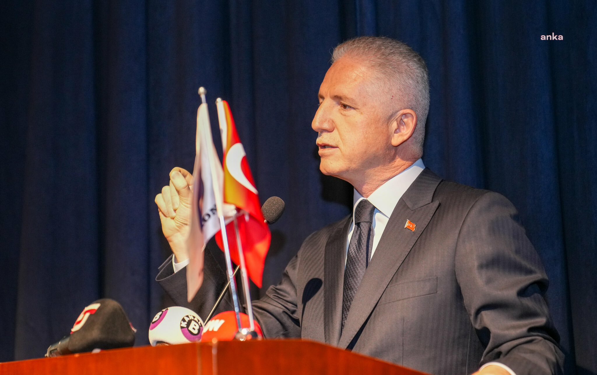 İSTANBUL VALİSİ DAVUT GÜL'DEN 'BASINI SÜPÜR' AÇIKLAMASI: "EĞER BÖYLE BİR SÖZ SÖYLENDİYSE MAKSADINI AŞMIŞTIR, YANLIŞ OLMUŞTUR, ÖZÜR DİLERİM"