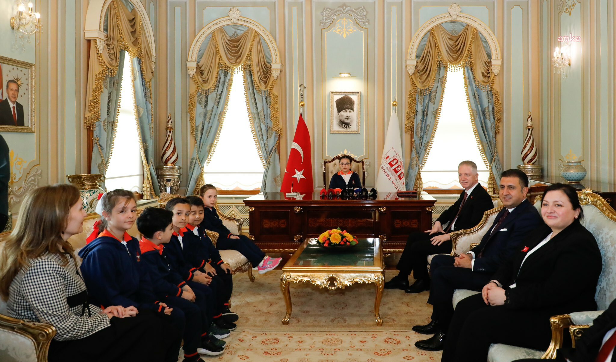 İSTANBUL VALİSİ GÜL'ÜN YASAK KARARINI AÇIKLADIĞI TAKSİM'DE 1 MAYIS KUTLAMASINA MAKAMINA OTURAN ÇOCUK İZİN VERDİ