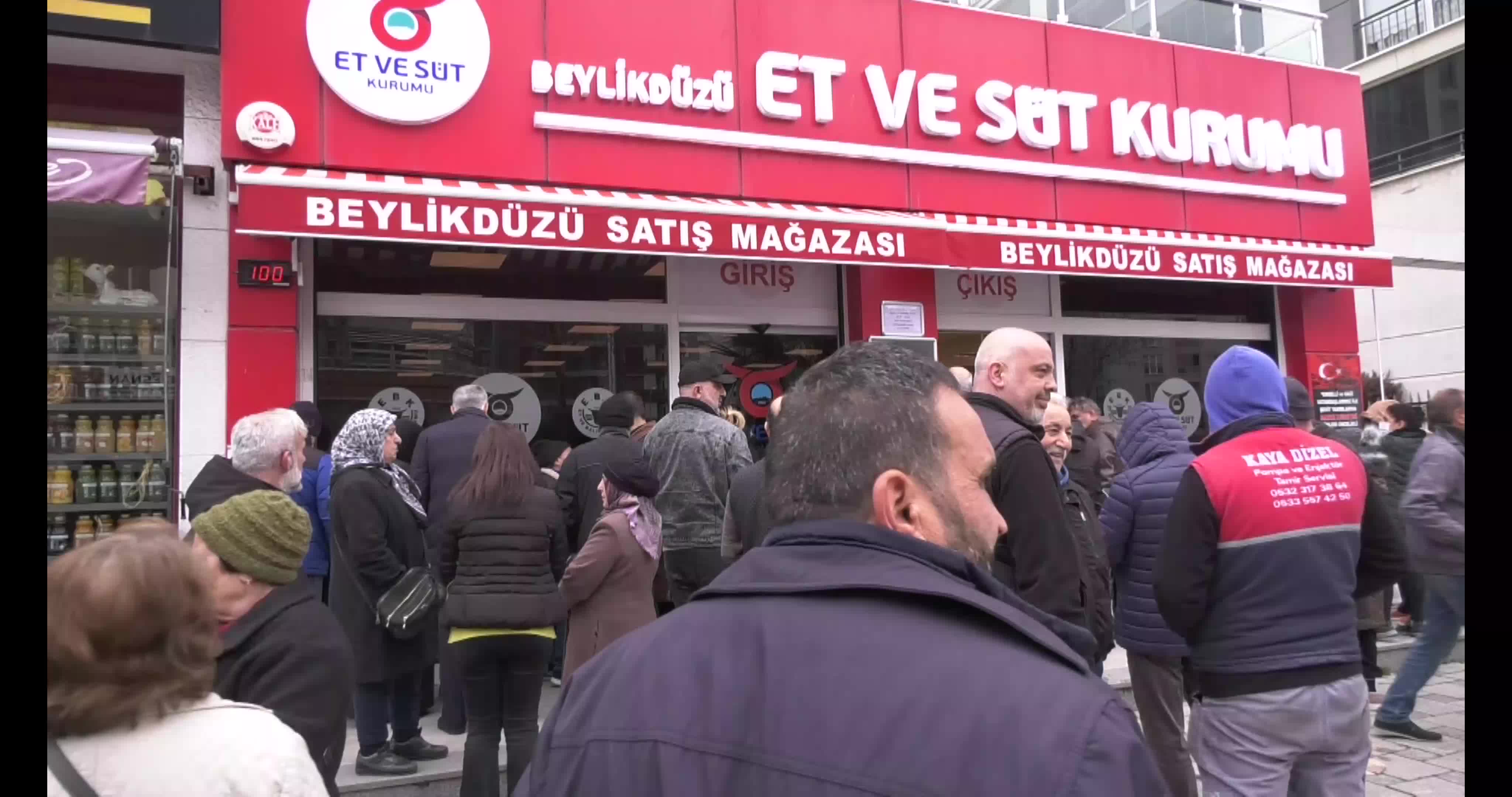 İSTANBUL'DA ET SIRASINDAKİ VATANDAŞ: BİZİ BU DURUMA DÜŞÜRENLER UTANSIN