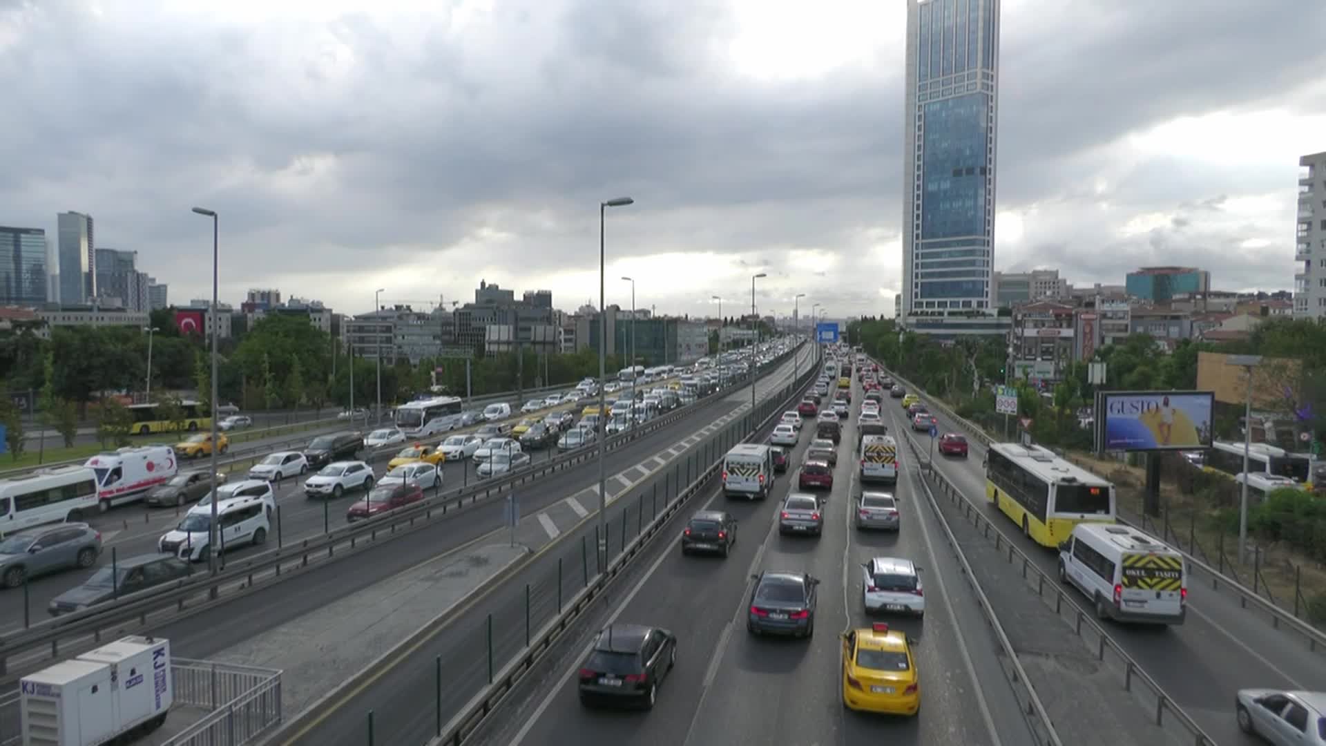 İstanbul'da köprü girişlerinde bayram yoğunluğu yaşanıyor