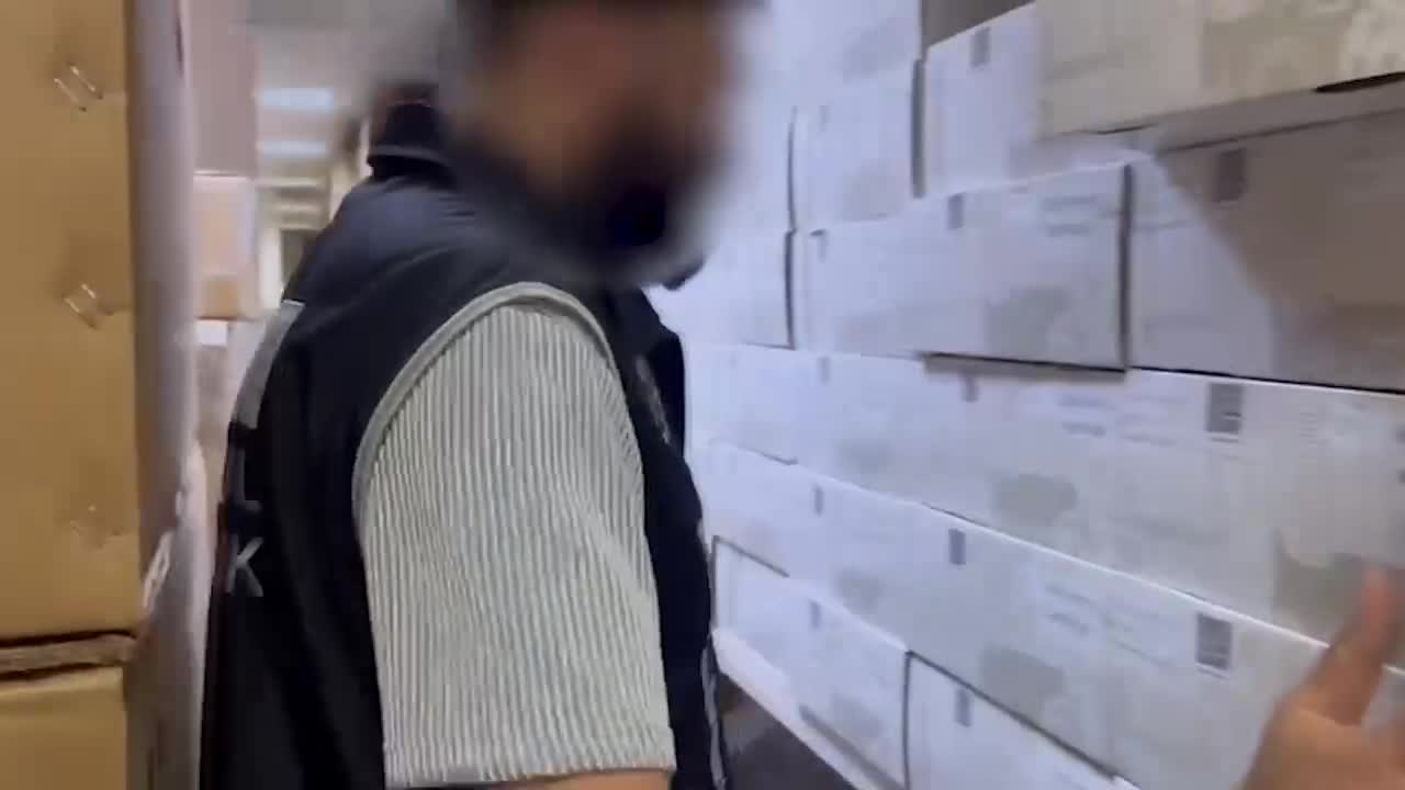 İSTANBUL’DA LÜKS OTOMOBİLLERE AİT KAÇAK YEDEK PARÇA SATANLARA OPERASYON