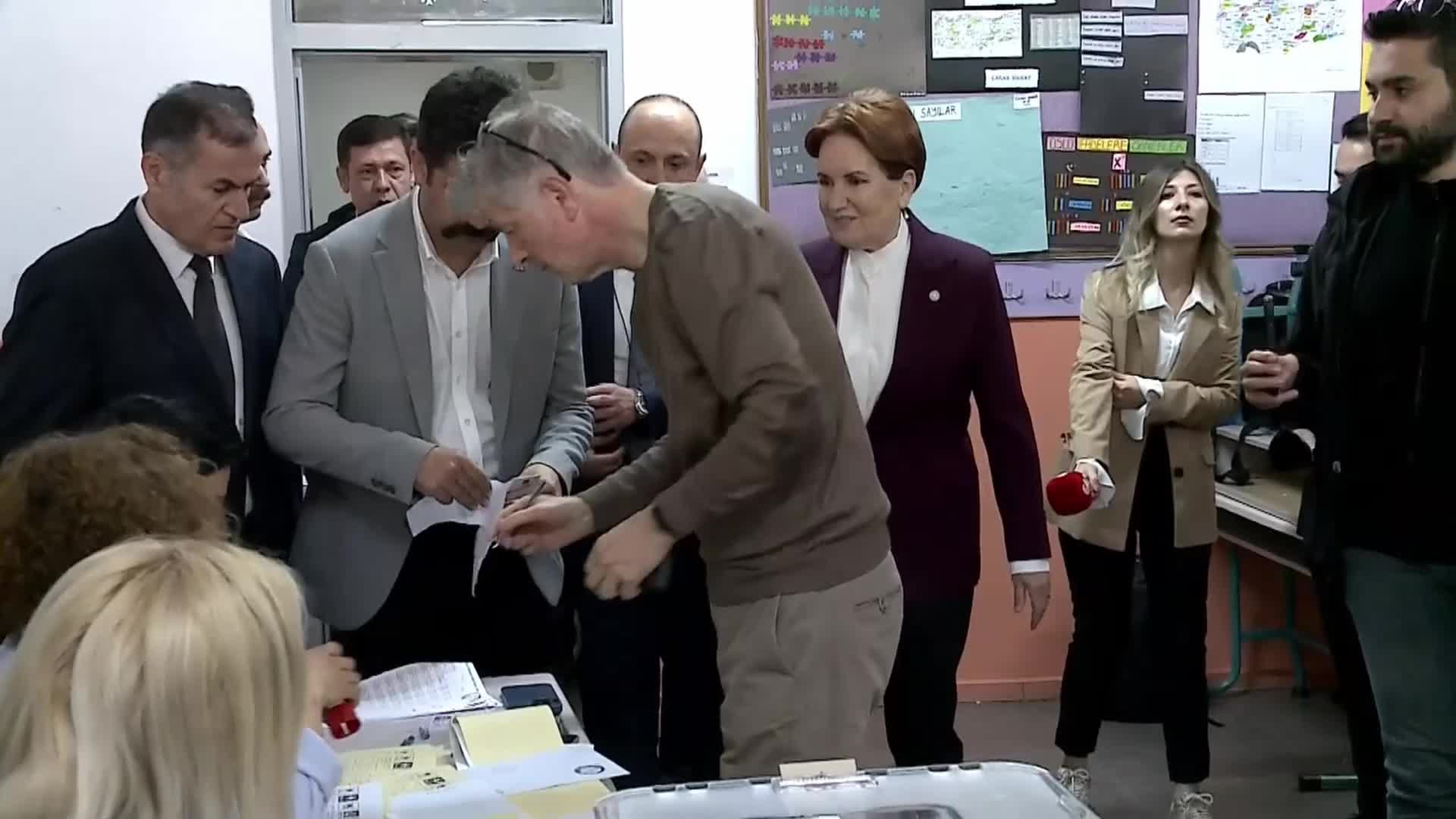 İYİ PARTİ LİDERİ AKŞENER ANKARA'DA OY KULLANDI: "SEÇİM ANKARA'DA ÇOK İLGİNÇ GEÇECEK"