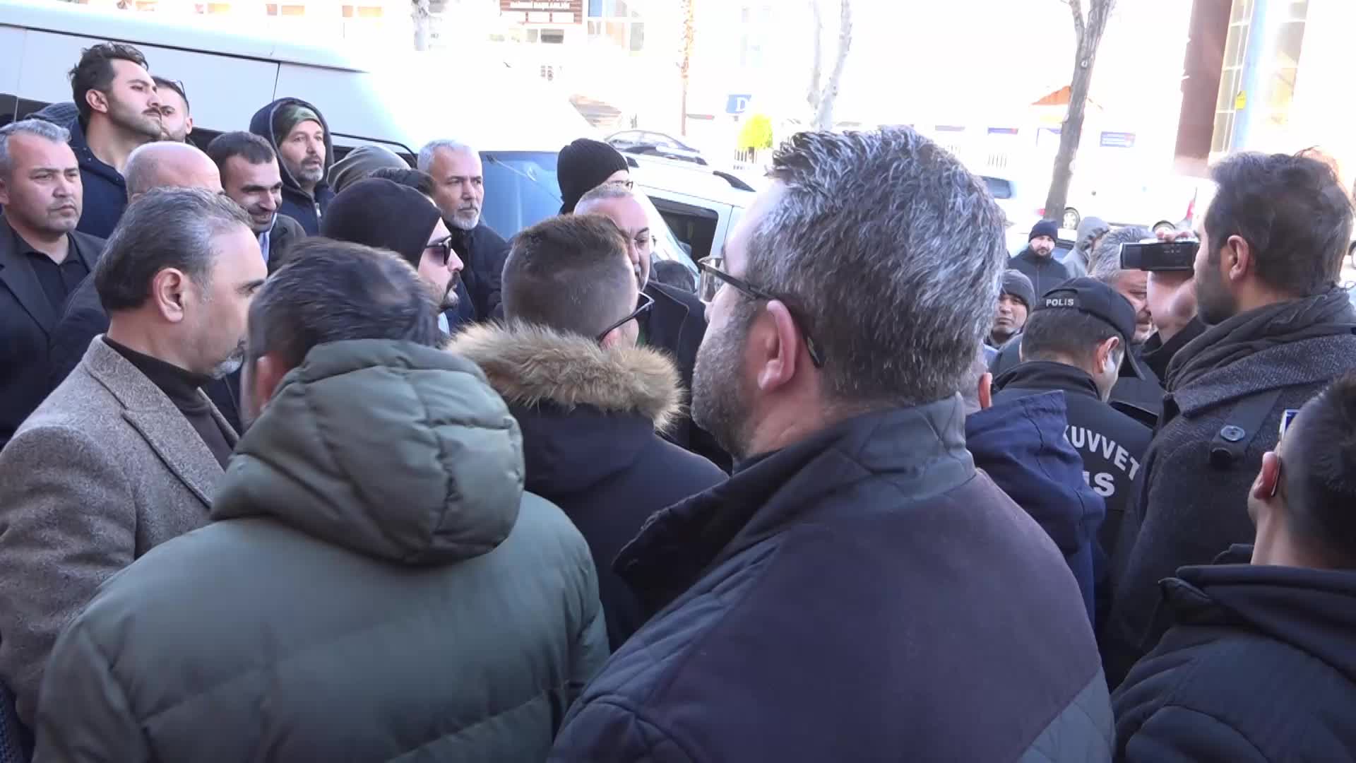 KAHRAMANMARAŞLI DEPREMZEDELER AKP’NİN ADAYI FIRAT GÖRGEL’İ PROTESTO ETTİ: “BU BELEDİYEYE HESABI SORMAK BOYNUMUZUN BORCUDUR. SESİMİZİ DUYAN YOK MU”