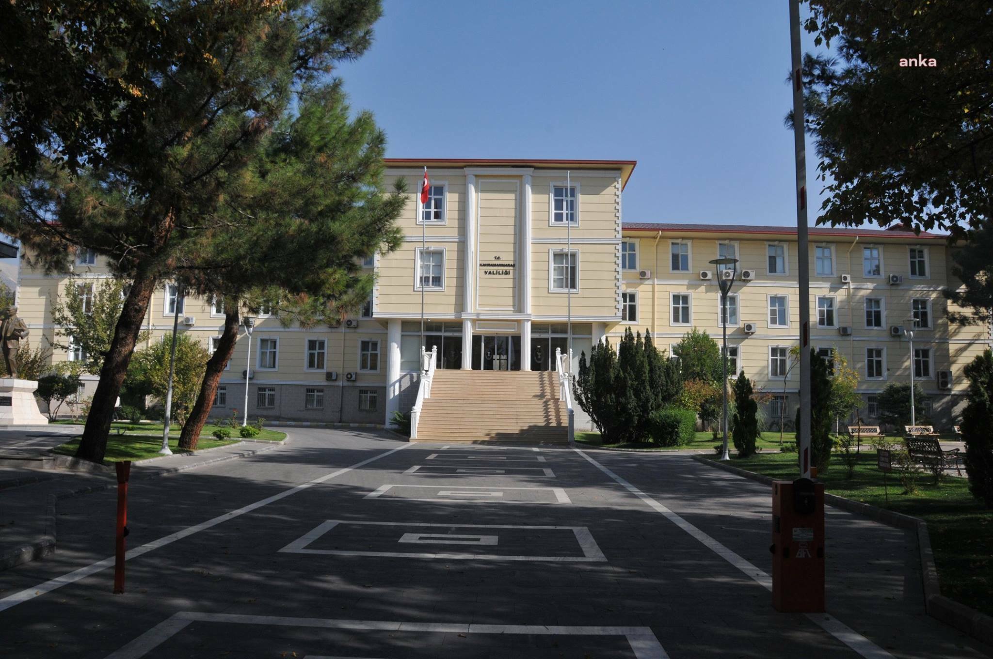 KAHRAMANMARAŞ'TAKİ ZİNCİR KAHVE DÜKKANINA POMPALI TÜFEKLİ VE TAŞLI SALDIRI