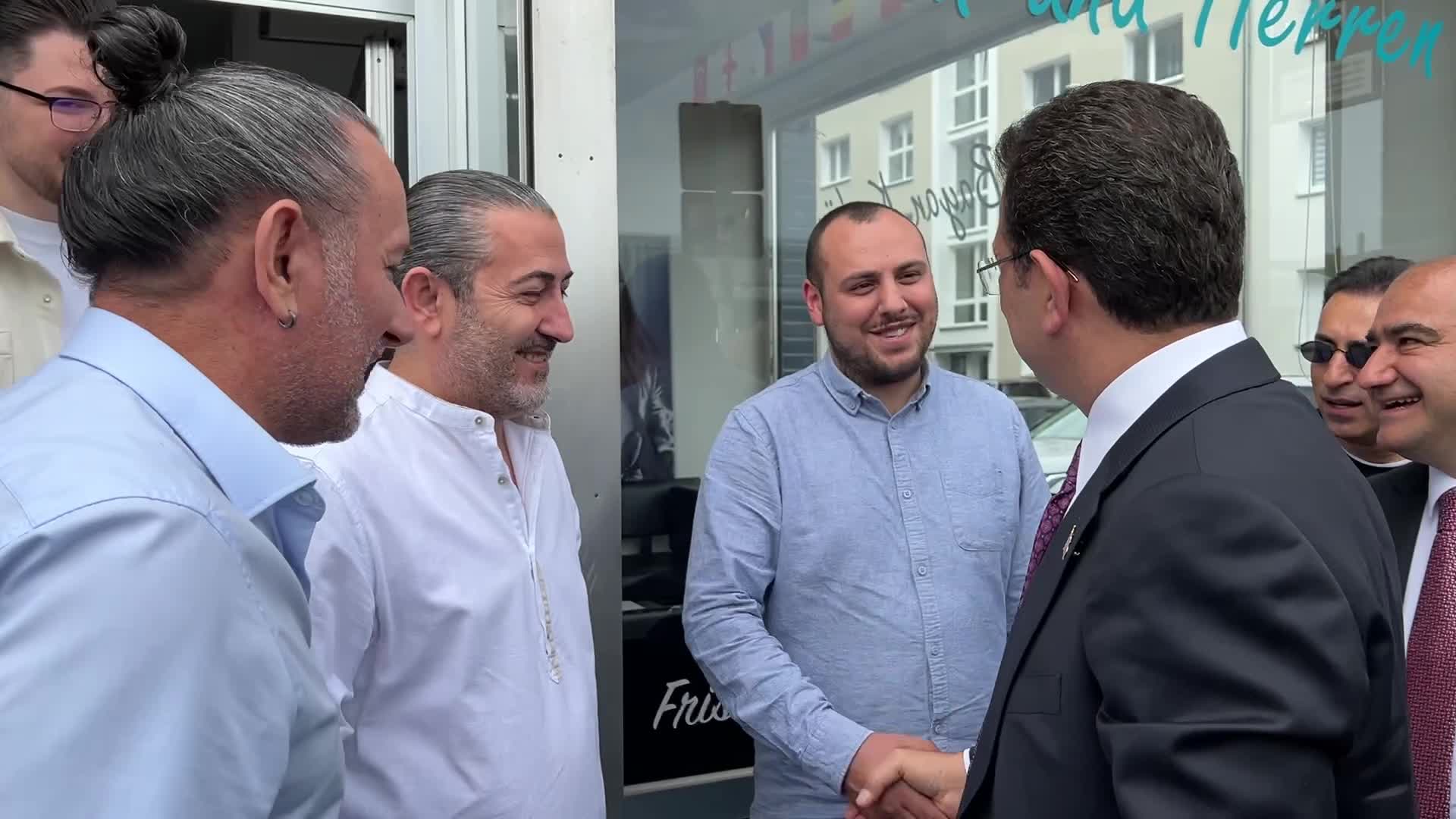 Keup Strasse'de İmamoğlu'na sevgi gösterisi