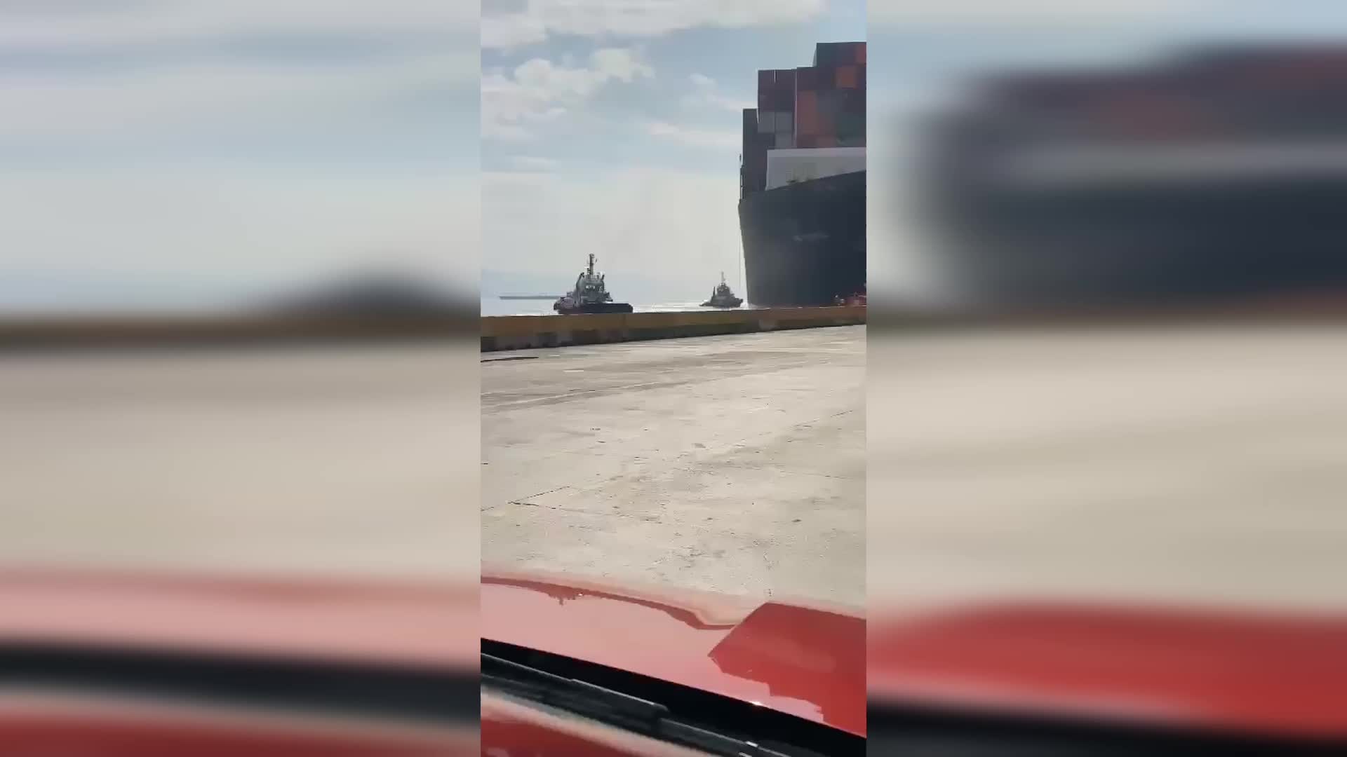 KOCAELİ'DE GEMİNİN ÇARPMASIYLA DEVASA VİNÇLERİN DEVRİLMESİ VE LİMANDAKİLERİN KAÇIŞ ANLARI GÖRÜNTÜLENDİ