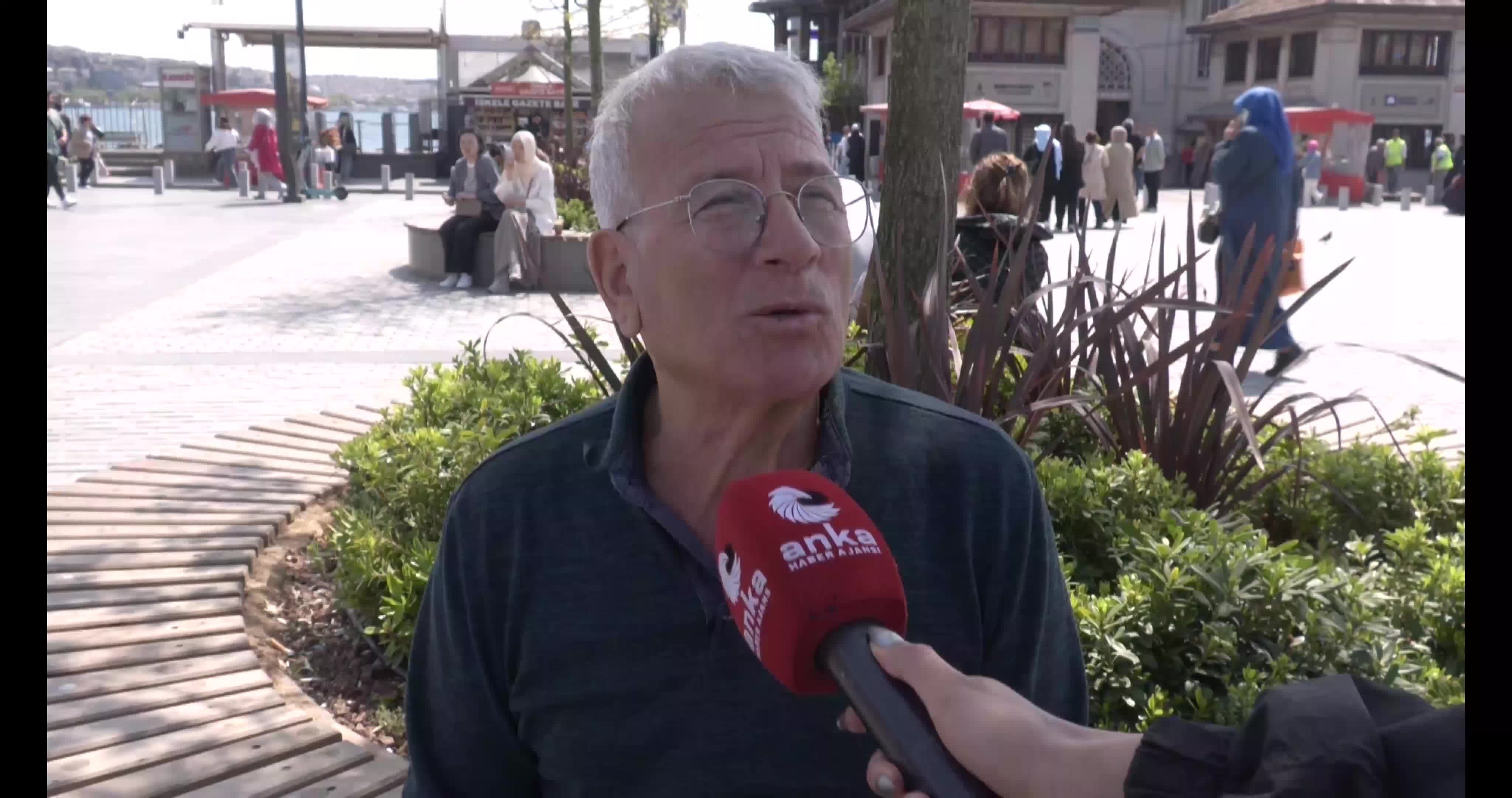 KREDİ KARTI BORÇLARI PATLAYAN VATANDAŞLARDAN İKTİDARA: "EKONOMİYİ DÜZELTMEK İÇİN SARAYDAN BAŞLA, UÇAK İNMEYEN HAVALİMANLARINDAN, GEÇİLMEYEN KÖPRÜLERDEN BAŞLA"