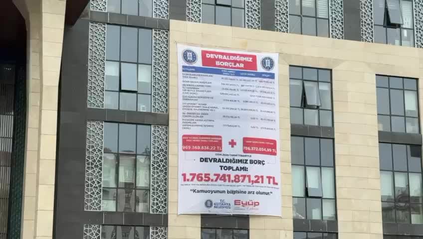 KÜTAHYA BELEDİYE BAŞKANI KAHVECİ ESKİ BORÇLARI BELEDİYE BİNASINA ASTI