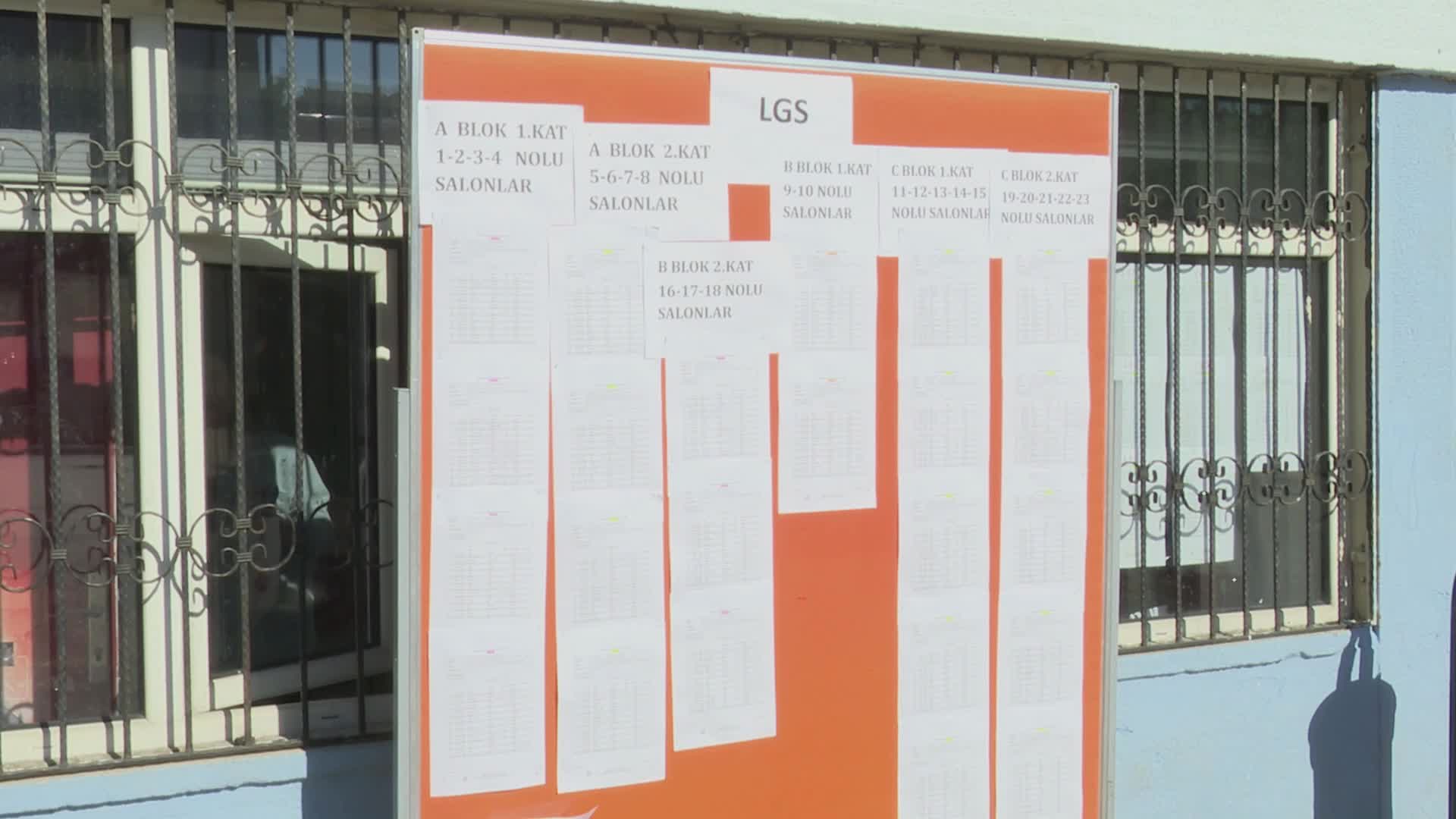 LGS sınavının ilk oturumu başladı … Sınava 1 milyon 38  bin öğrencinin katılıyor