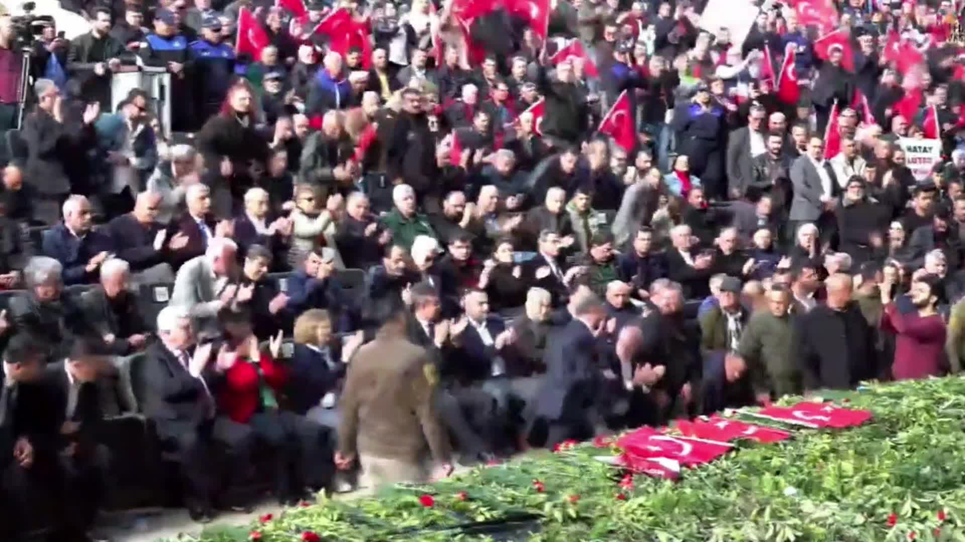 LÜTFÜ SAVAŞ: "HATAY MAHZUN KALMASIN DİYE BİZ BERABER YÜRÜMEYE DEVAM EDECEĞİZ. HATAY MAHZUN DEĞİLDİR, GARİP DEĞİLDİR"