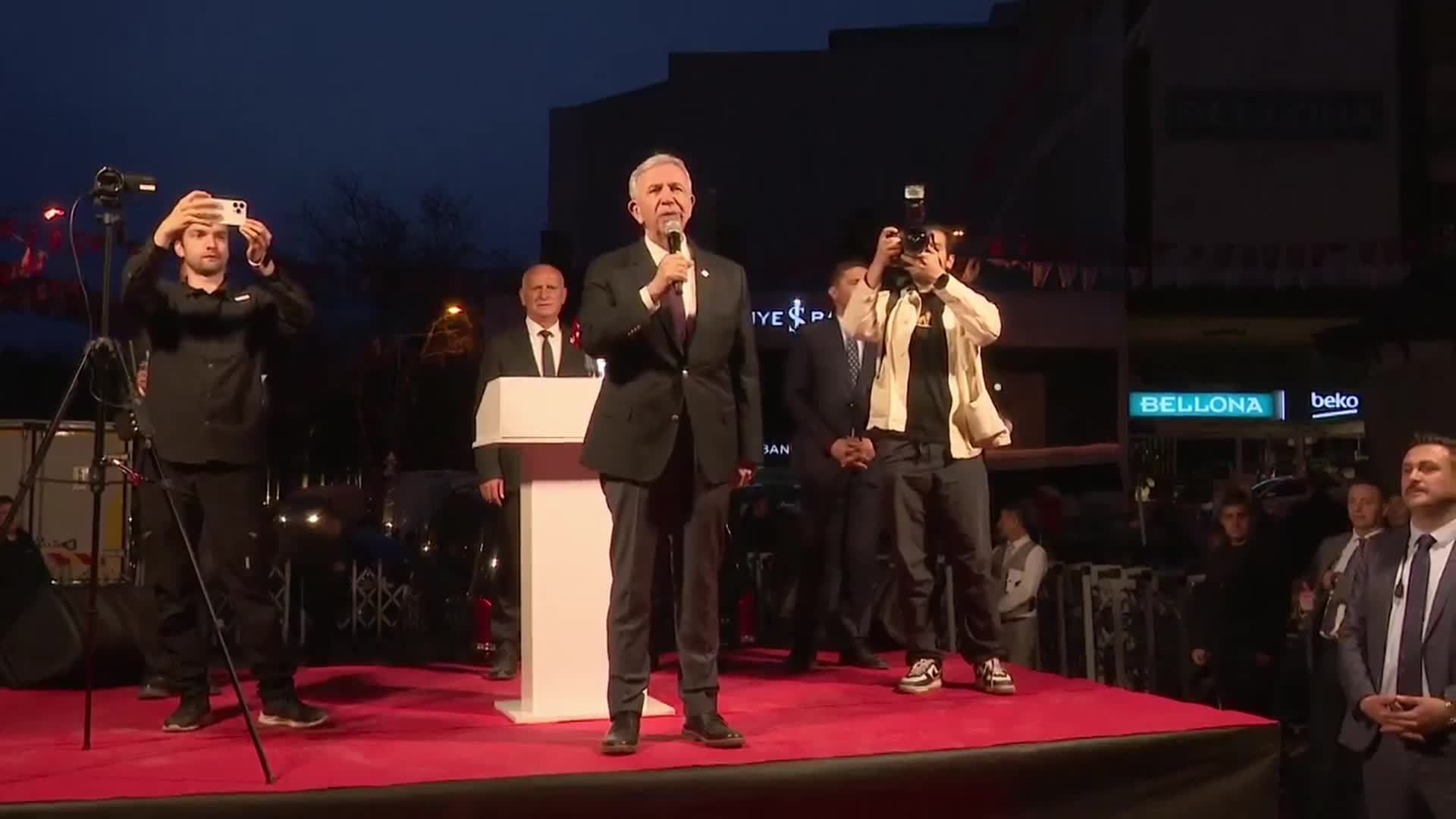 MANSUR YAVAŞ ŞEREFLİKOÇHİSAR'DA, RAKİBİ ALTINOK'A CUMHURİYET KULESİ ÜZERİNDEN YÜKLENDİ... 