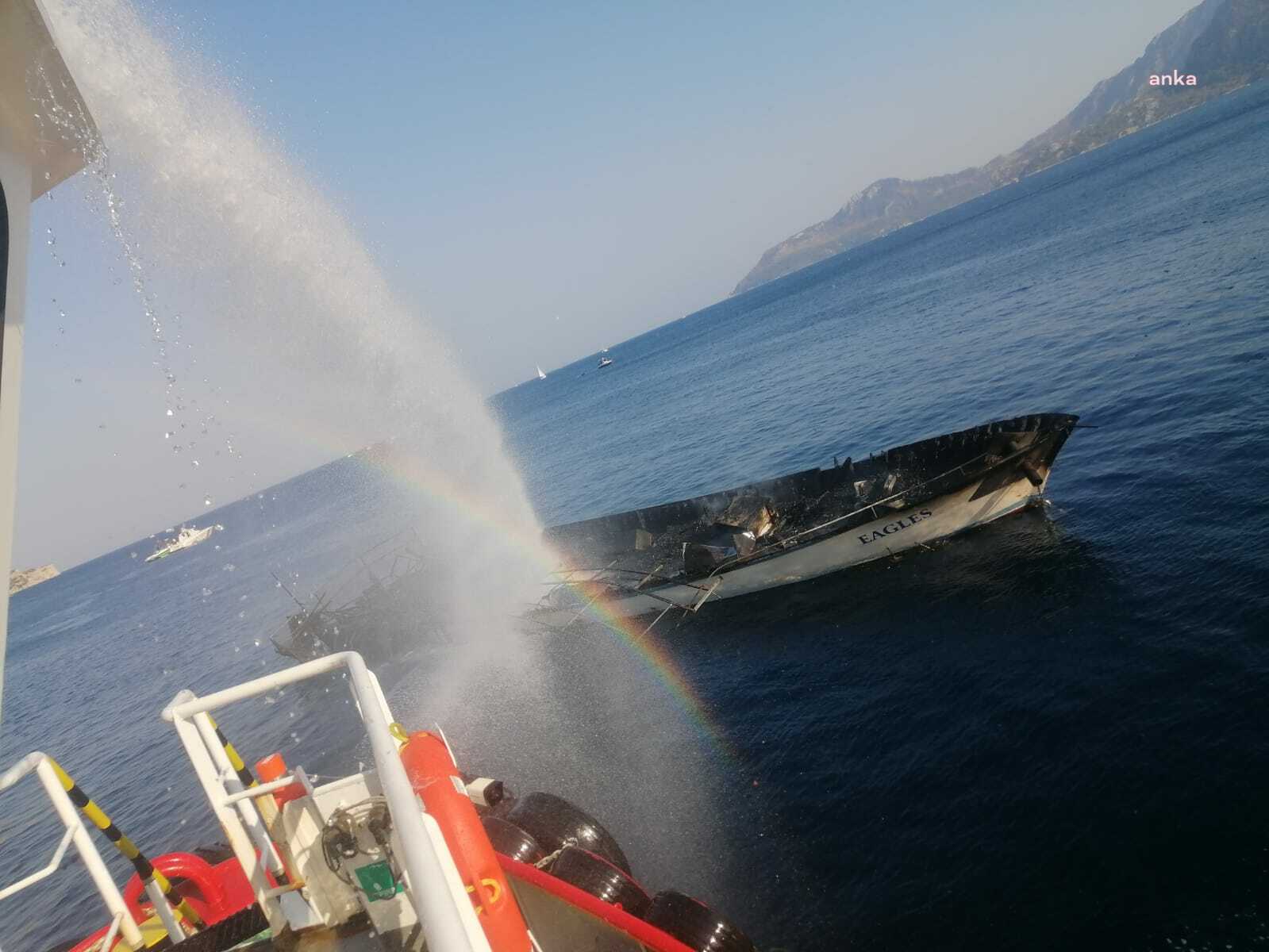 Marmaris'te 96 yolcu bulunan gezi teknesi yandı, 3'ü ağır 17 kişi yaralandı