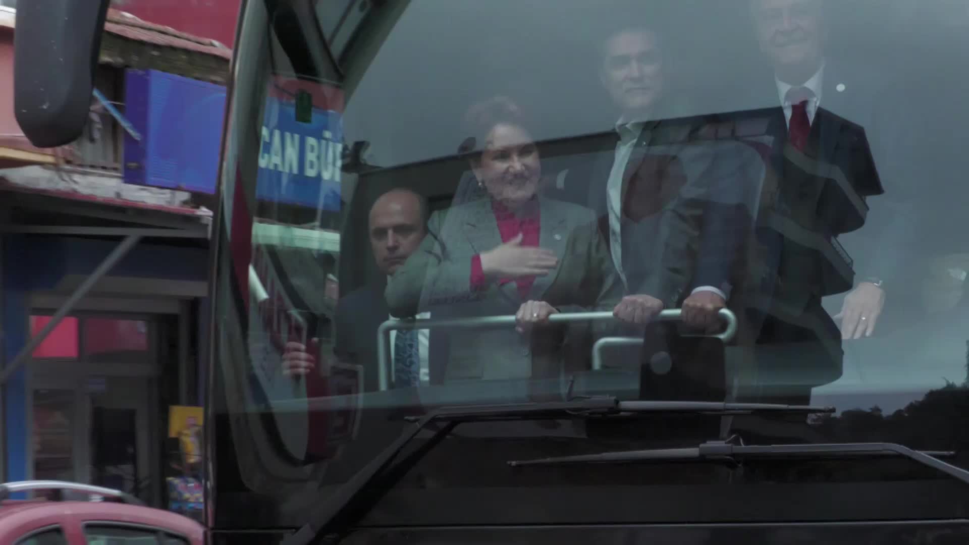 MERAL AKŞENER İLE ÇATALCA’DA SOHBET EDEN AKP’Lİ : “MASADAN AYRILDIĞINIZDA ÇOK GÜZEL YAPTINIZ. SONUNA KADAR ELEŞTİR. AK PARTİ’YE YARIYOR” 