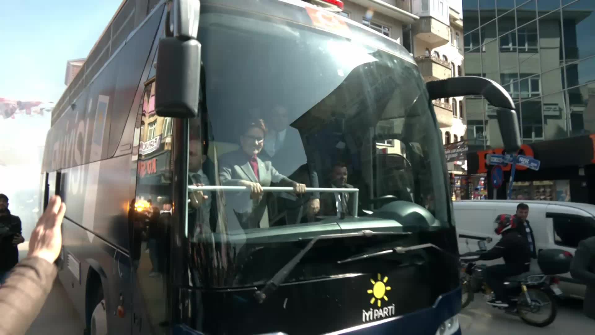 MERAL AKŞENER: "SEÇİMLER, SEÇMENİN BAYRAMI. NE OLUR ŞUCULUK BUCULUK ÜZERİNDEN OY VERMEYİN. SİZE FAYDASI OLACAK KİŞİYE OY VERİN"