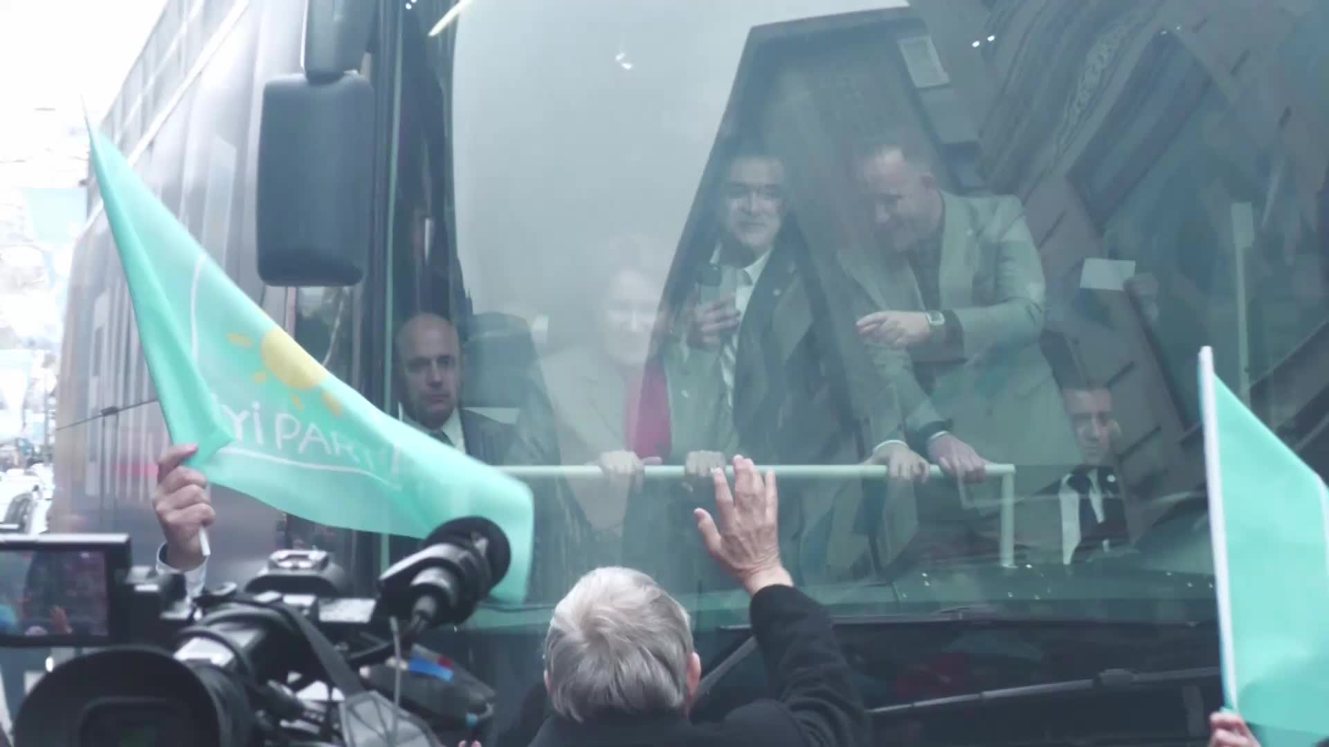 MERAL AKŞENER’İN BAYRAMPAŞA’DA ZİYARET ETTİĞİ ESNAF: “KADINLARLA YÖNETMEYİ DÜŞÜNÜYORUZ. HAKSIZLIĞA UĞRADINIZ AMA İNŞALLAH BİZ ONU YENDİK” 