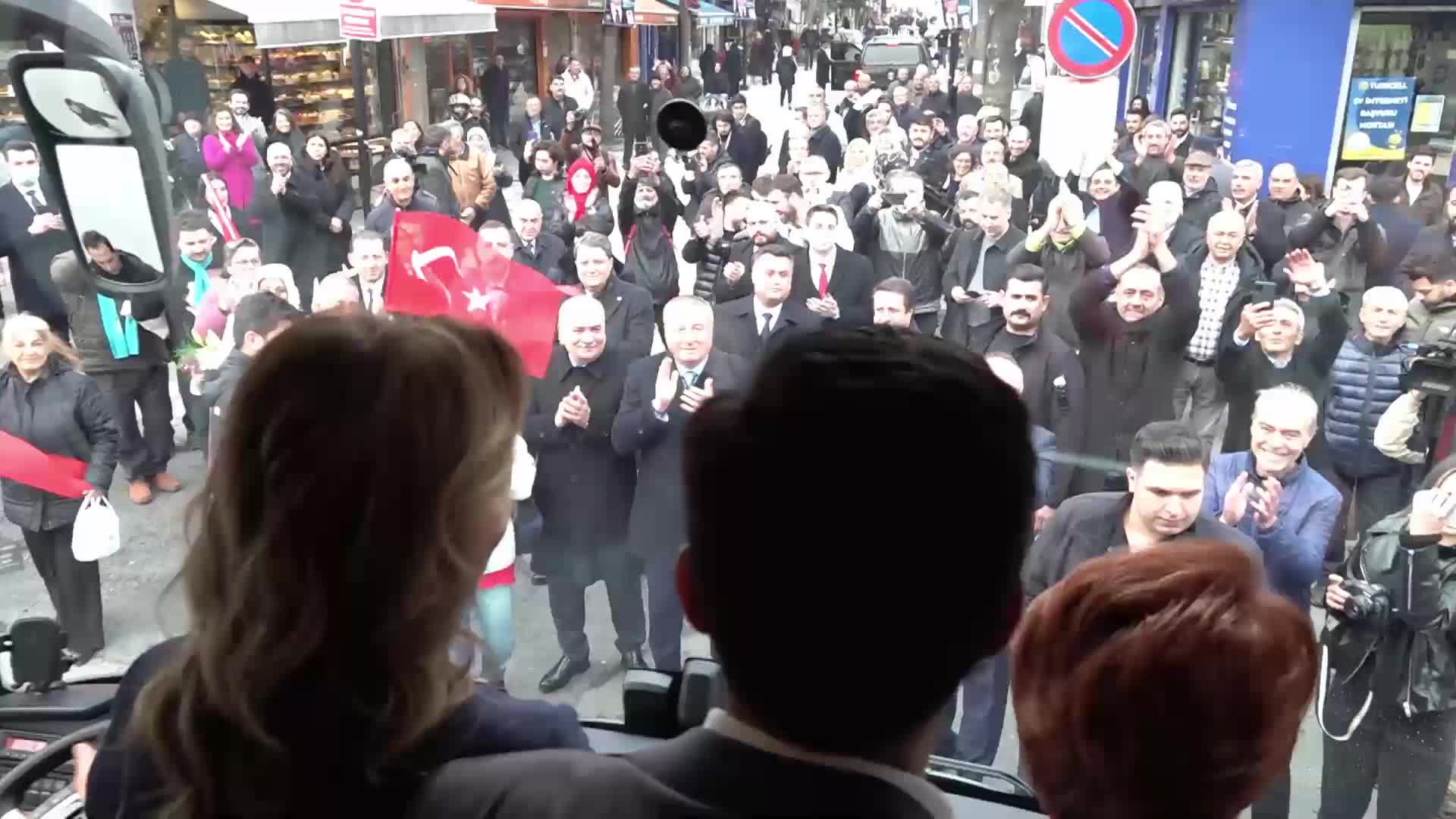MERAL AKŞENER’İN EYÜPSULTAN’DA ZİYARET ETTİĞİ ESNAF: “CUMHURBAŞKANLIĞI ADAYLIĞINDA KIZIP PARTİNİZE OY VERMEMİŞTİM AMA HÜR VE MÜSTAKİL ÇİZGİNİZDEN DOLAYI OY VERECEĞİM”