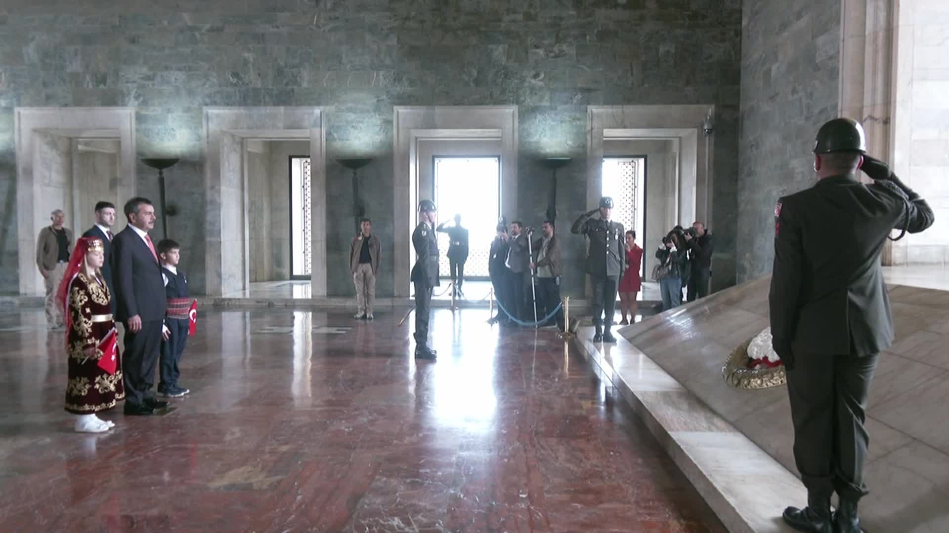 MİLLİ EĞİTİM BAKANI TEKİN 81 İLDEN GELEN ÇOCUKLARLA ANITKABİR'İ ZİYARET ETTİ