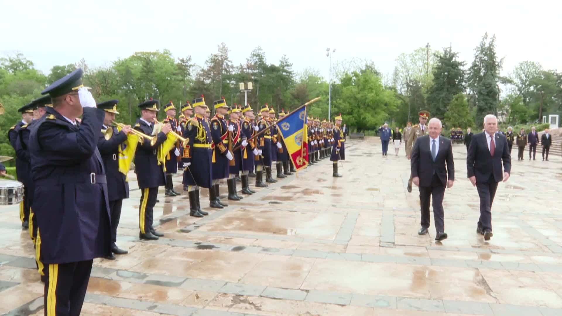 MİLLİ SAVUNMA BAKANI GÜLER, BÜKREŞ'TE MEÇHUL ASKER ANITI'NI ZİYARET ETTİ