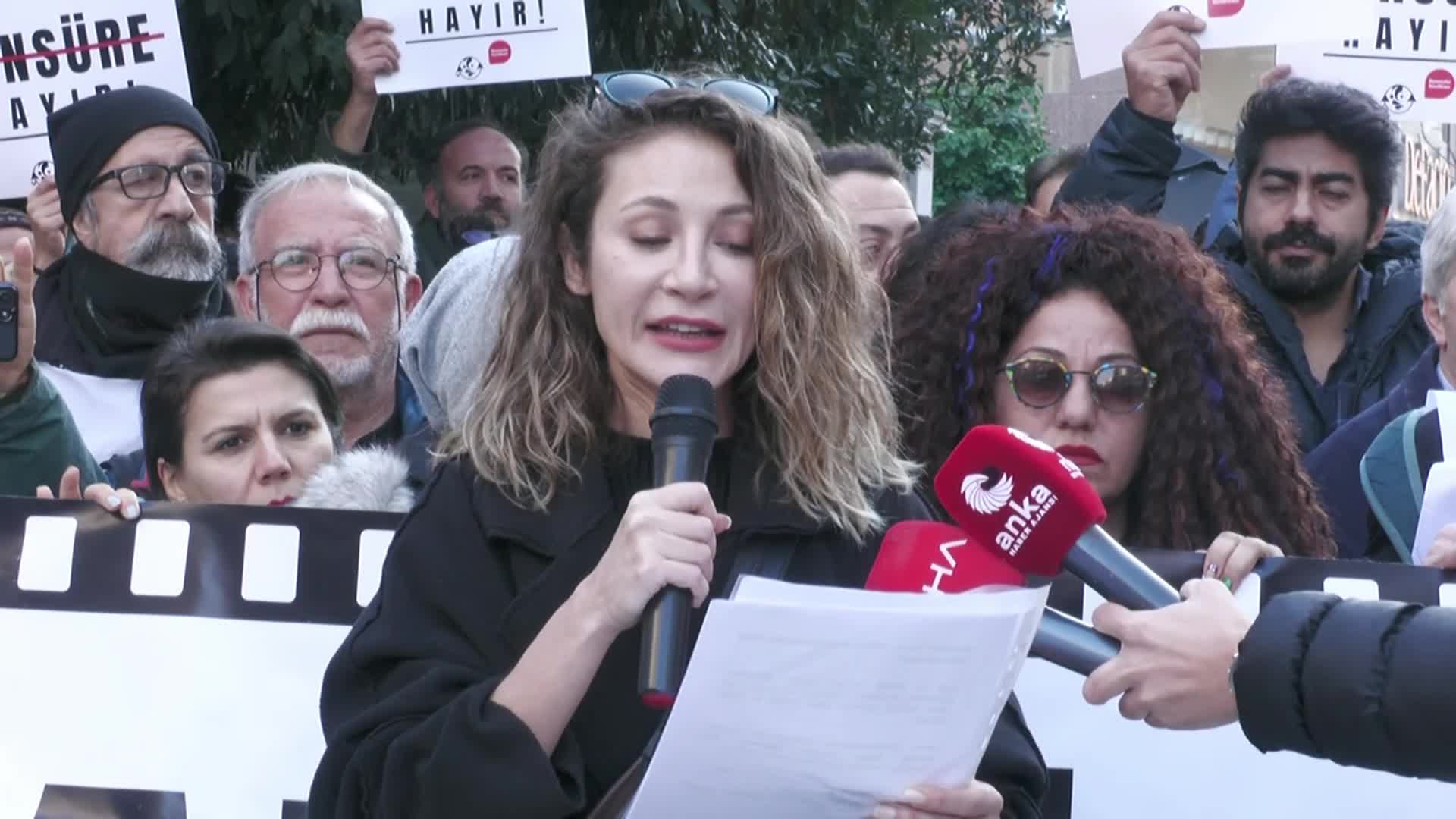 OYUNCULARDAN KADIKÖY’DE “KIZIL GONCALAR” PROTESTOSU: “SANSÜRLE TÜM YARATICI ALANLARIN VAROLUŞU TEHDİT EDİLMEKTE VE KORKU İKLİMİ YARATILMAYA ÇALIŞILMAKTADIR”