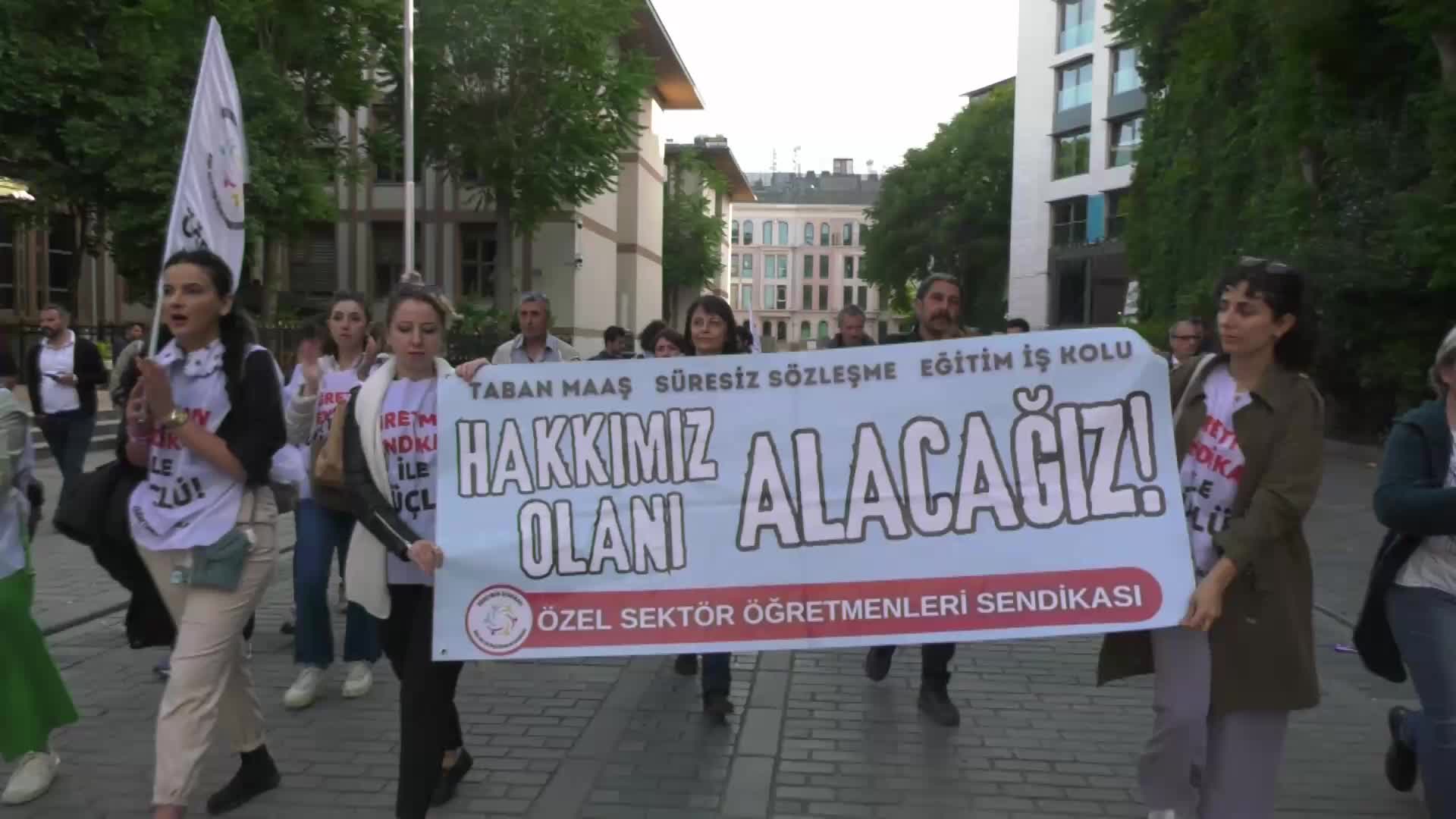 Özel sektör öğretmenlerinin “düşük ücret” ve “güvencesizlik” tepkisi: “Yaz tatillerinde mevsimlik işçiler gibi başka işler kovalıyoruz” 
