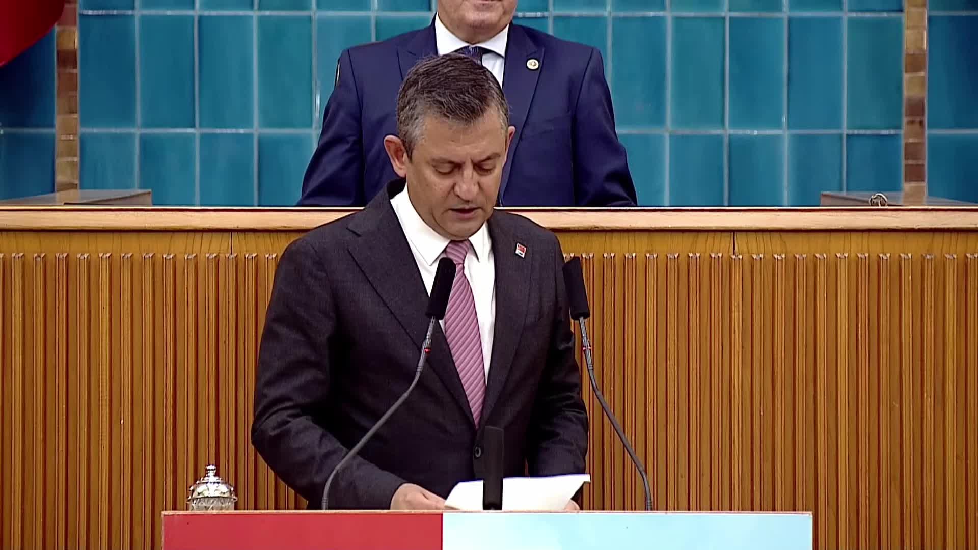 Özel'den sokak köpeklerini ''uyutma'' tasarısına tepki: "Caniliğe, cinayete prim vermeden hep beraber çözeceğiz. Elimi taşın altına koymaya hazırım"