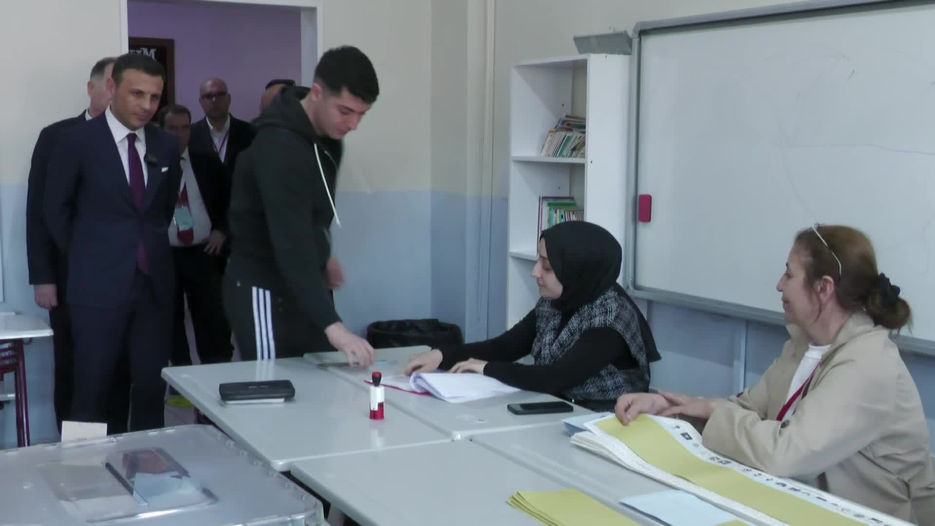 ÖZGÜR ÇELİK, OYUNU KULLANDI: İSTANBUL’DA SEÇİM, UFAK TEFEK NOKSANLIKLARIN DIŞINDA SAĞLIKLI İLERLİYOR