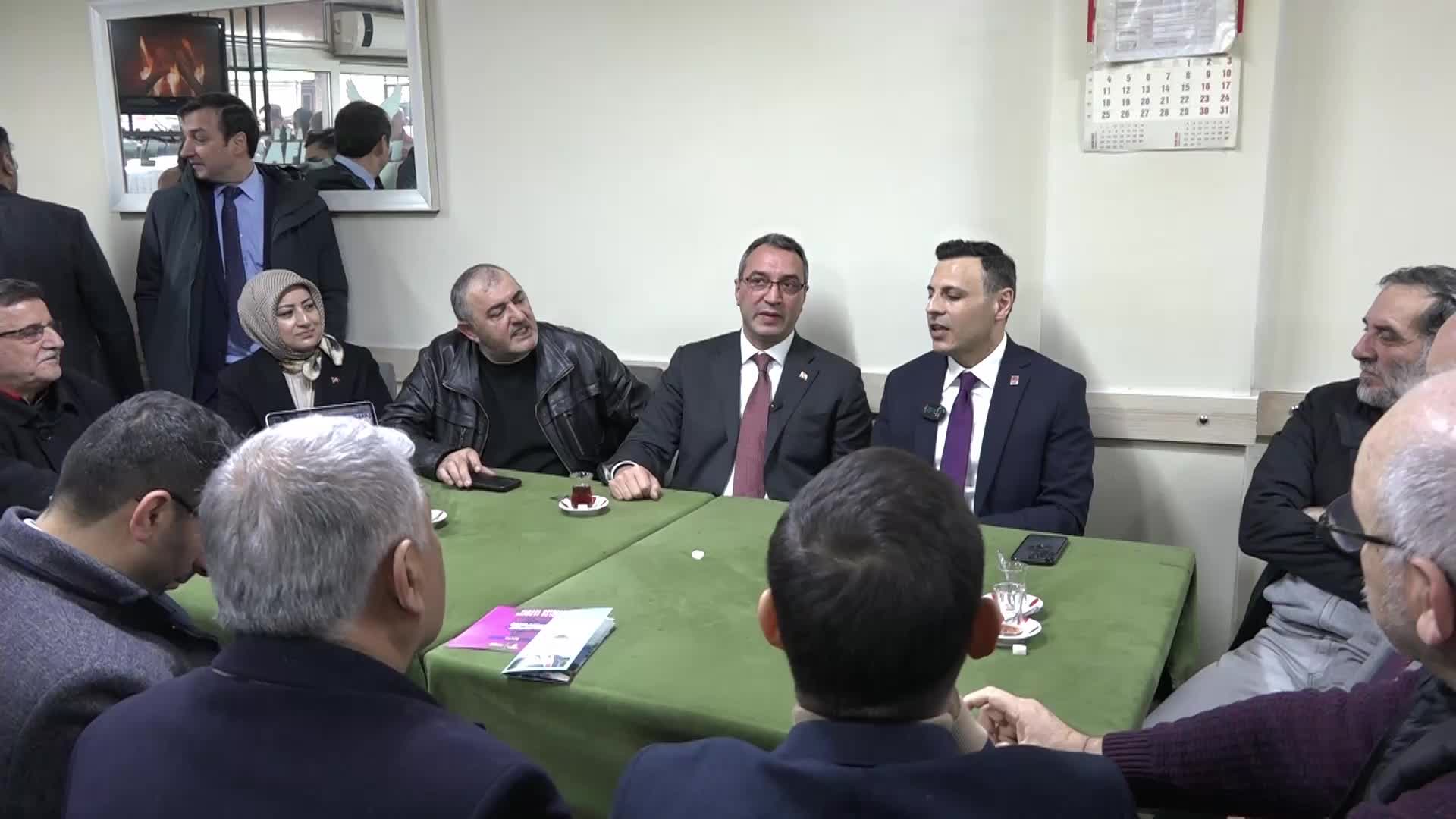 ÖZGÜR ÇELİK’İN ZİYARET ETTİĞİ KAHVEHANEDEKİ YURTTAŞ: “AK PARTİ’YE OY VEREN ADAMIM. İNŞALLAH SİZ KAZANIRSINIZ”